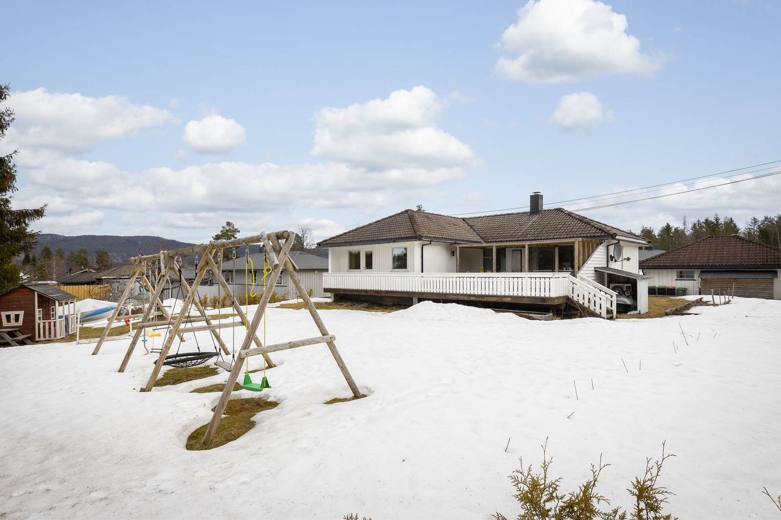 Stor hage perfekt for lek og moro Galleribilde