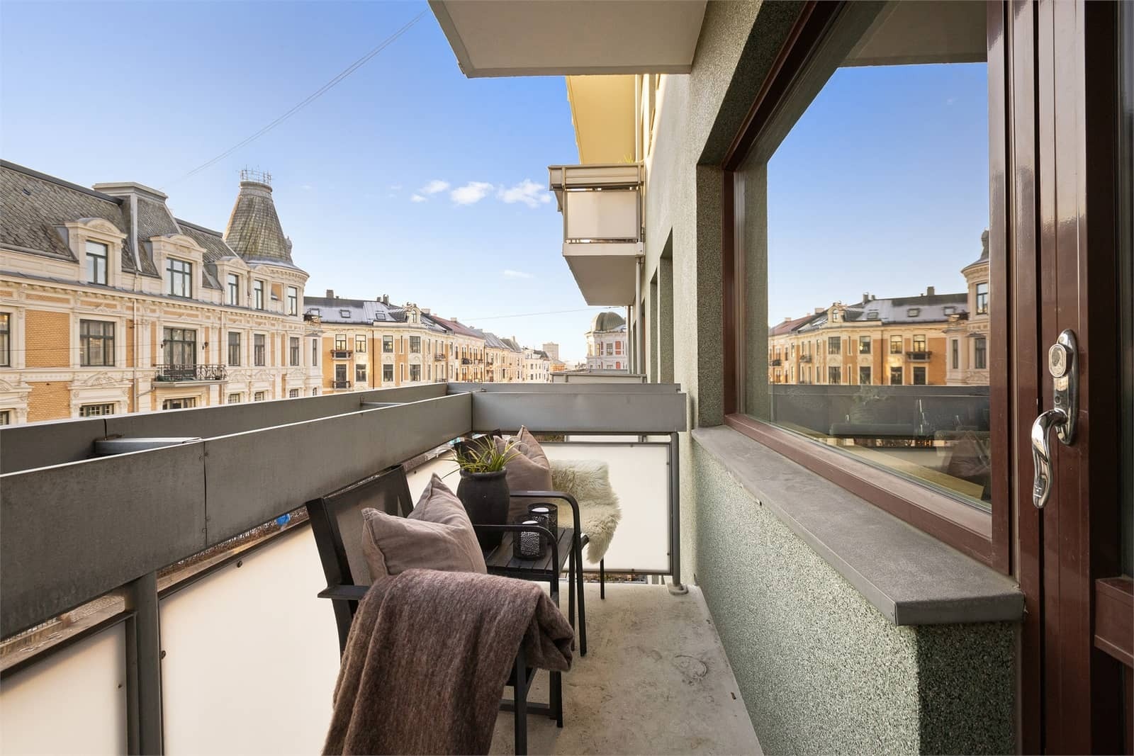 Solrik balkong med plass til utemøbler. Galleribilde