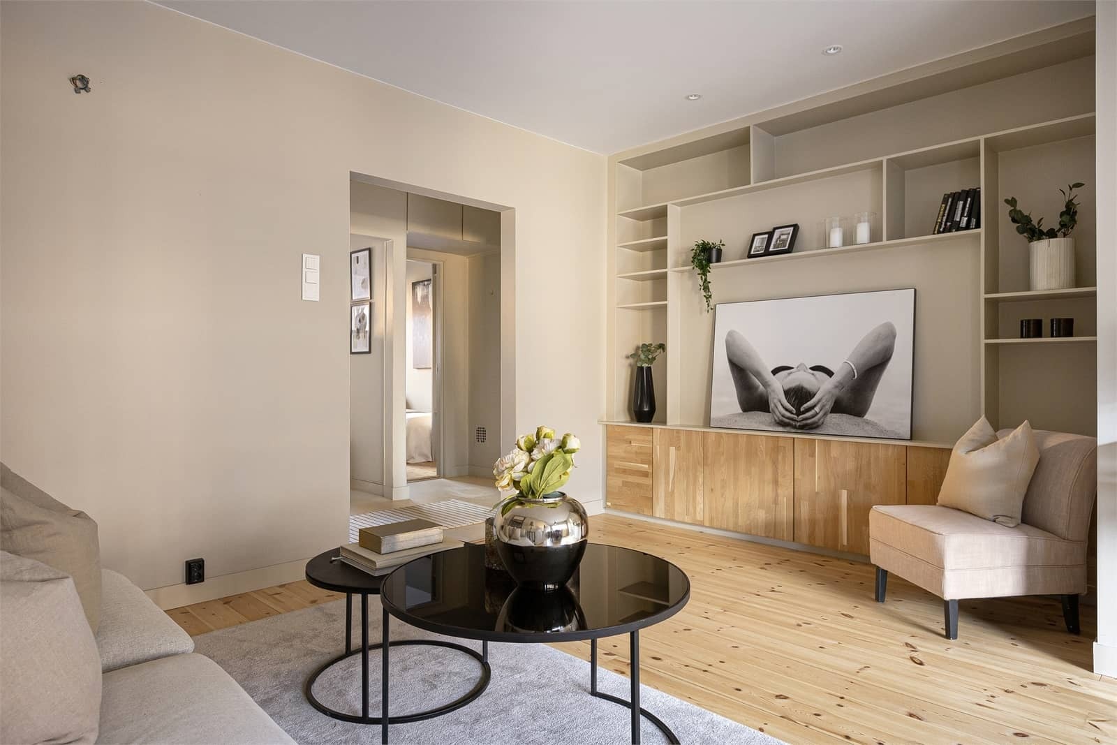 Stue med god plass til sofa, sofabord og TV-møbler. Galleribilde