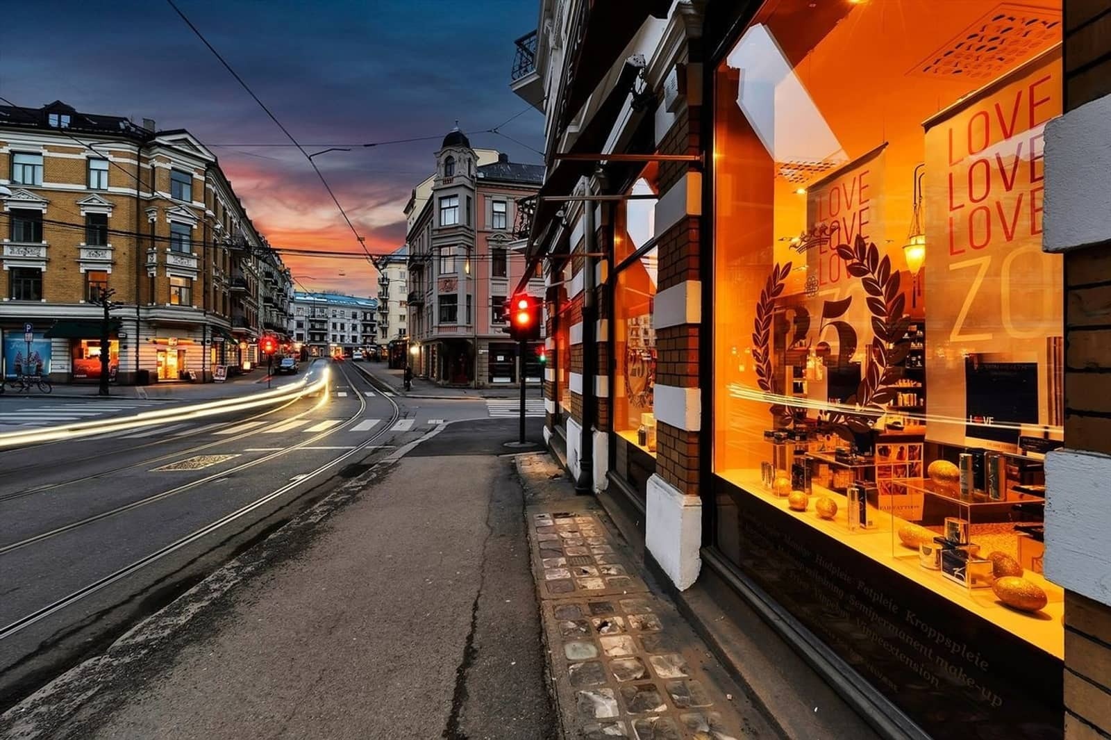Nærområde med butikker og spisesteder i nærheten. Galleribilde