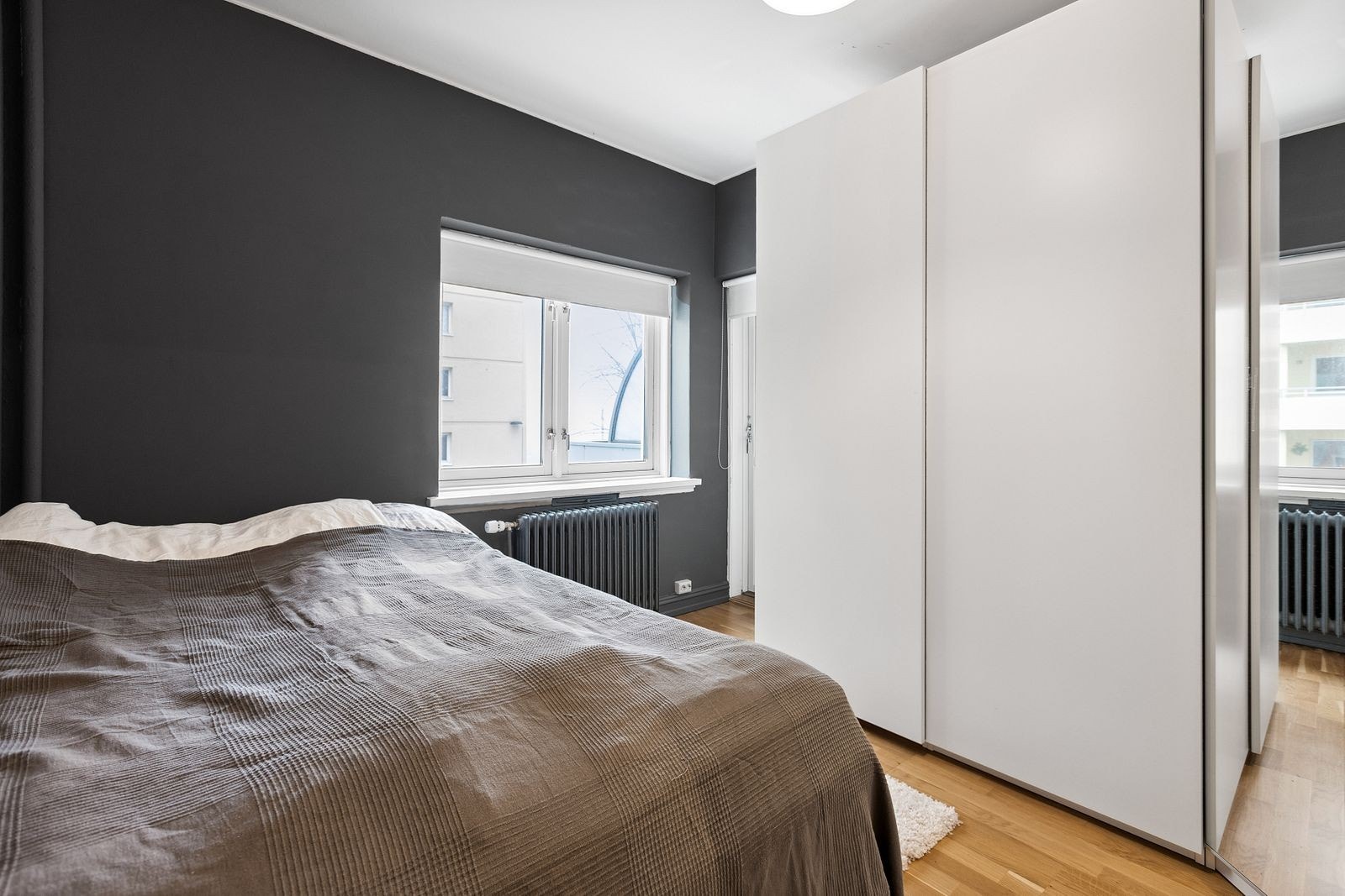 Hovedsoverommet fremsstår som lyst og romslig med gardeerobeskap og utgang til balkong Galleribilde