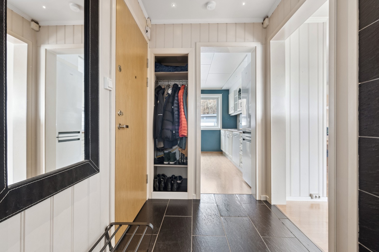 Entre / gang med varmekabler. Plassbygd, åpen garderobeløsning. Galleribilde