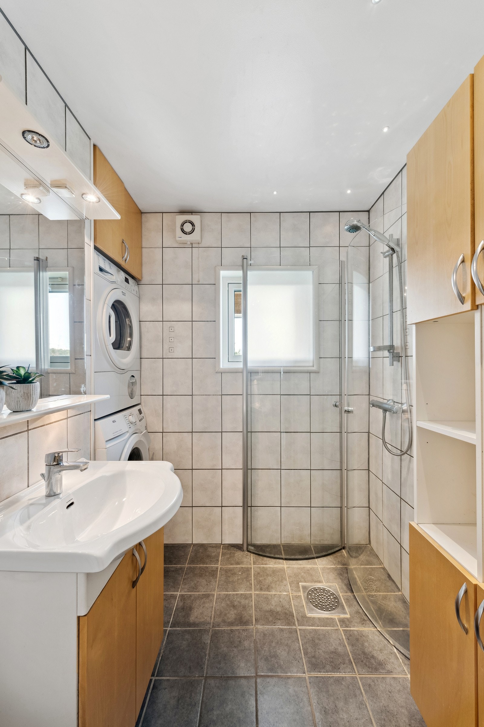 Flislagt baderom fra 2007 med gulvvarme og downlights. Galleribilde