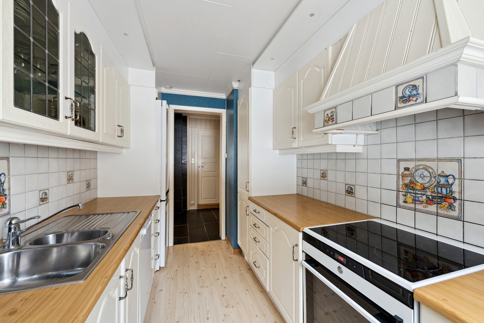 Eldre, funksjonelt kjøkken - alle hvitevarer på kjøkken medfølger. Galleribilde