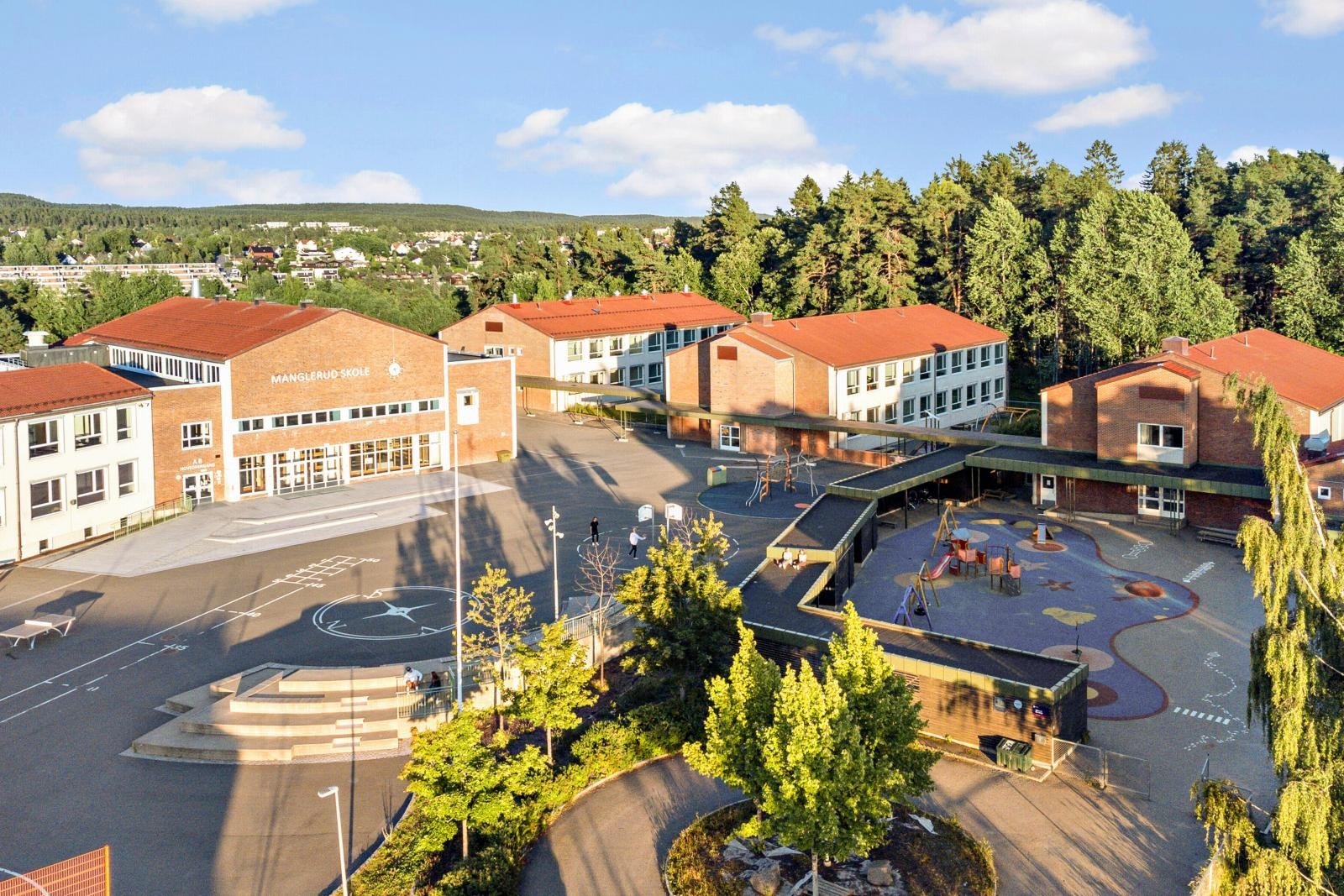 Kort og trygg skolevei til Manglerud barne- og ungdomskole som også har IB linje. Galleribilde