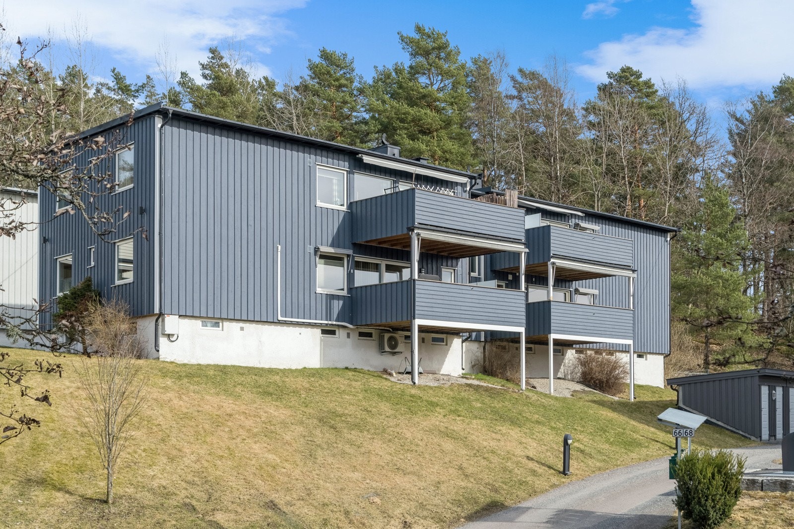 Lettstelt og påbygd bolig på 130 kvm (BRA-i) over to plan i 4-mannsbolig. Garasje med el bil lader rett utenfor døren! Galleribilde