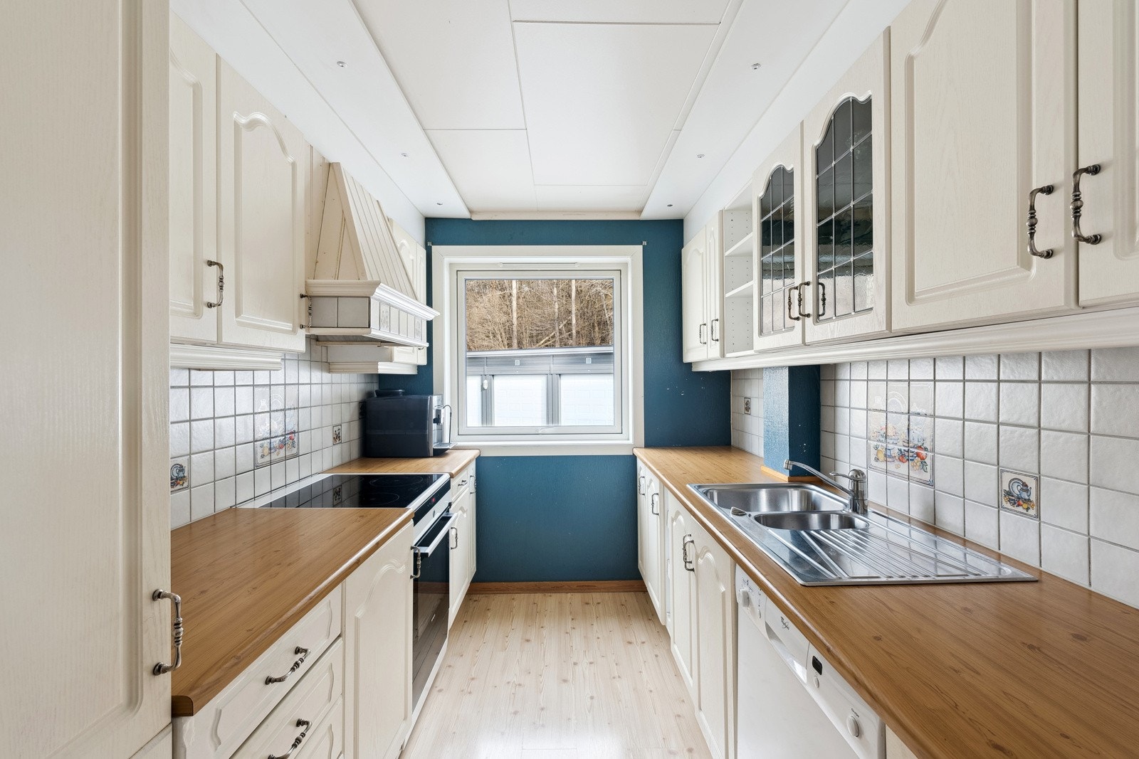 Kjøkken med god skap- og benkeplass. Galleribilde