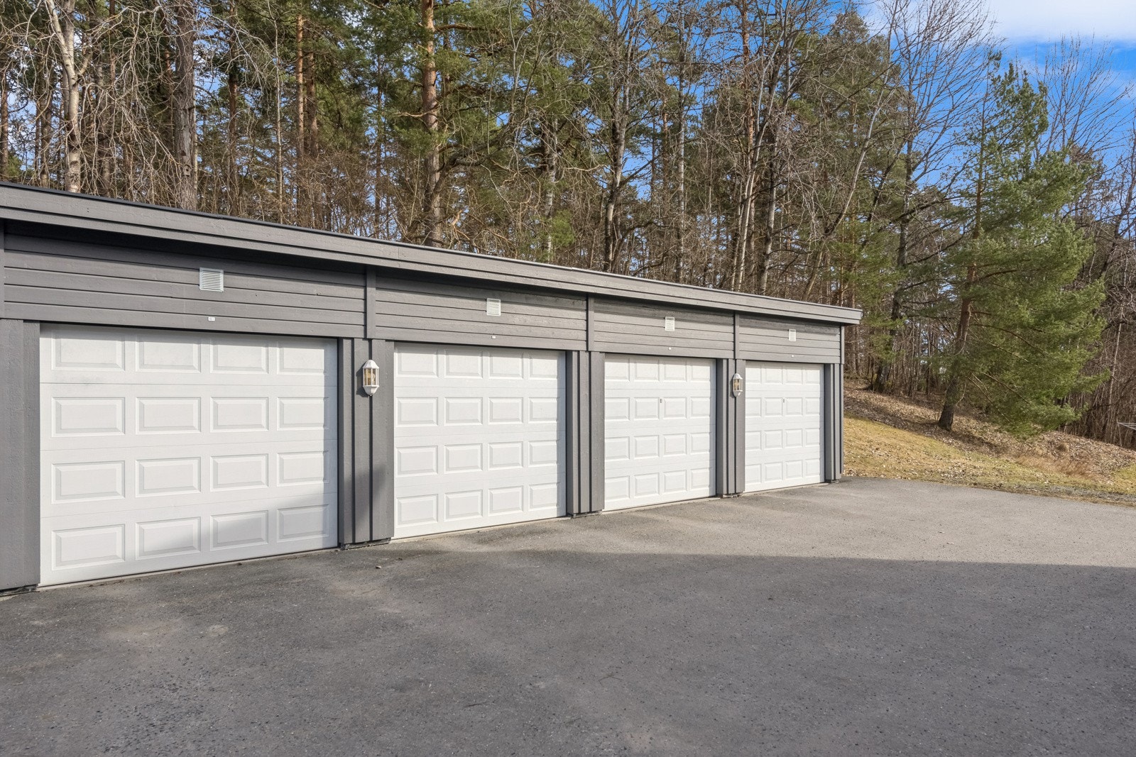 Garaseplass med el bil lader rett utenfor døren! Garasje i rekke fra 2012. I tilegg føler en bod som ligger på enden av garasjerekken. Galleribilde