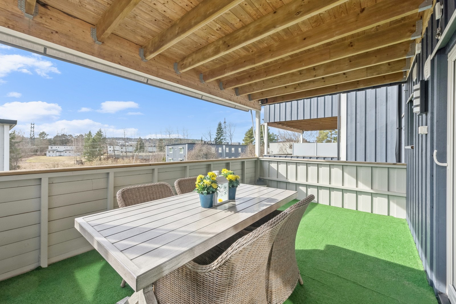 14 kvm overbygd terrasse med god plass til utemøbler, grill mm. Galleribilde