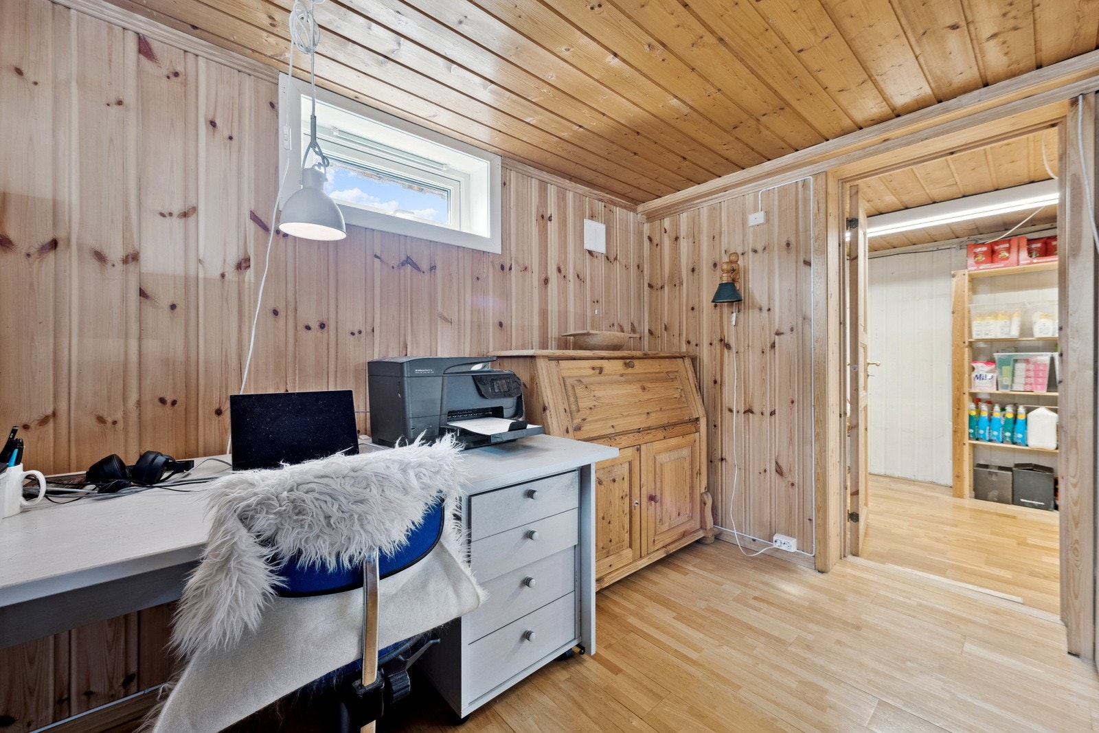 Fra kjellerstuen er det det videre adkomst til stor bod/hobbyrom med hyller og god lagringsplass. Galleribilde