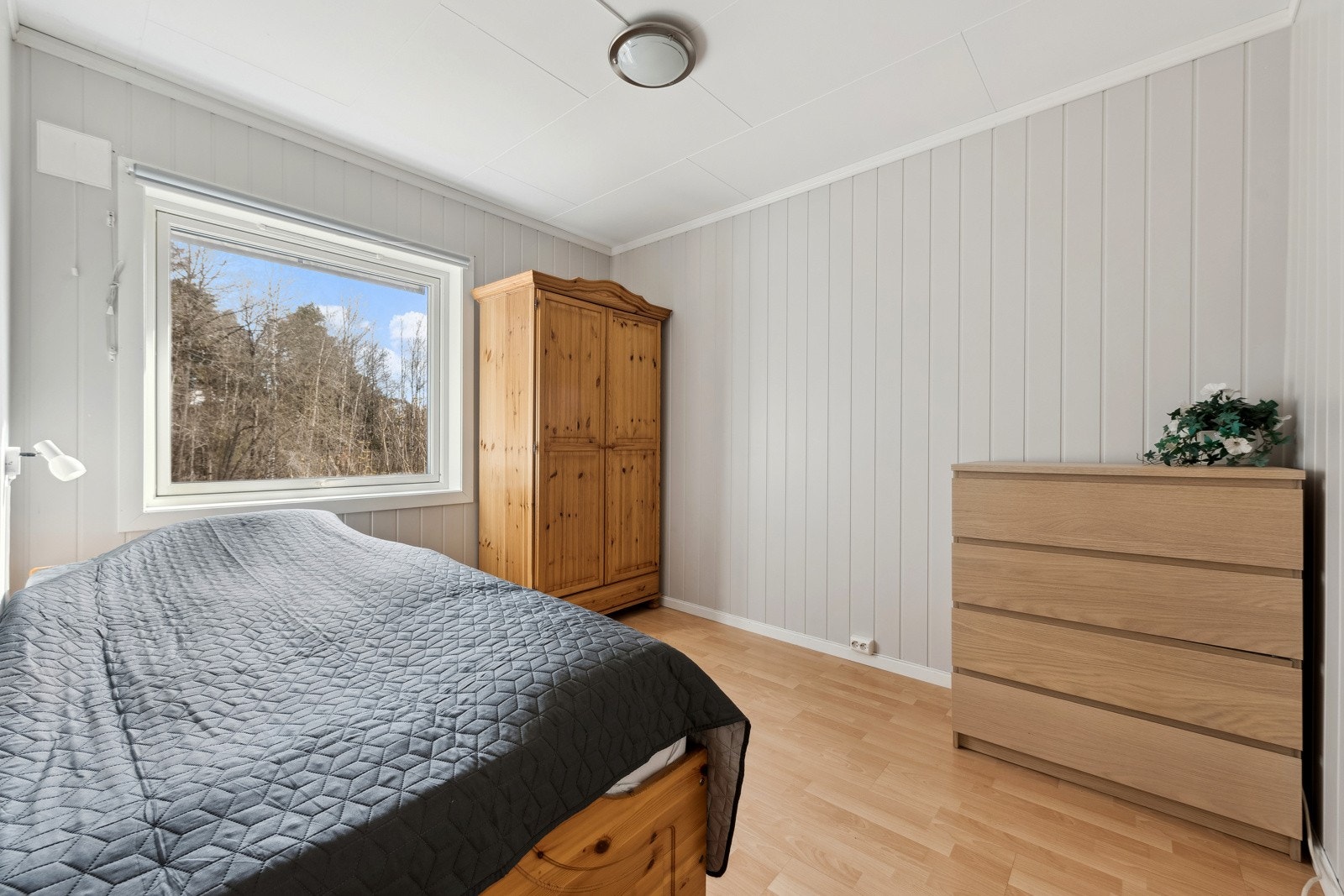 Soverom av god størrelse med plass til dobbeltseng, nattbord mm. Rommet kan alternativt benyttes som gjesterom, barnerom eller kontor. Garderobeskap medfølger. Galleribilde