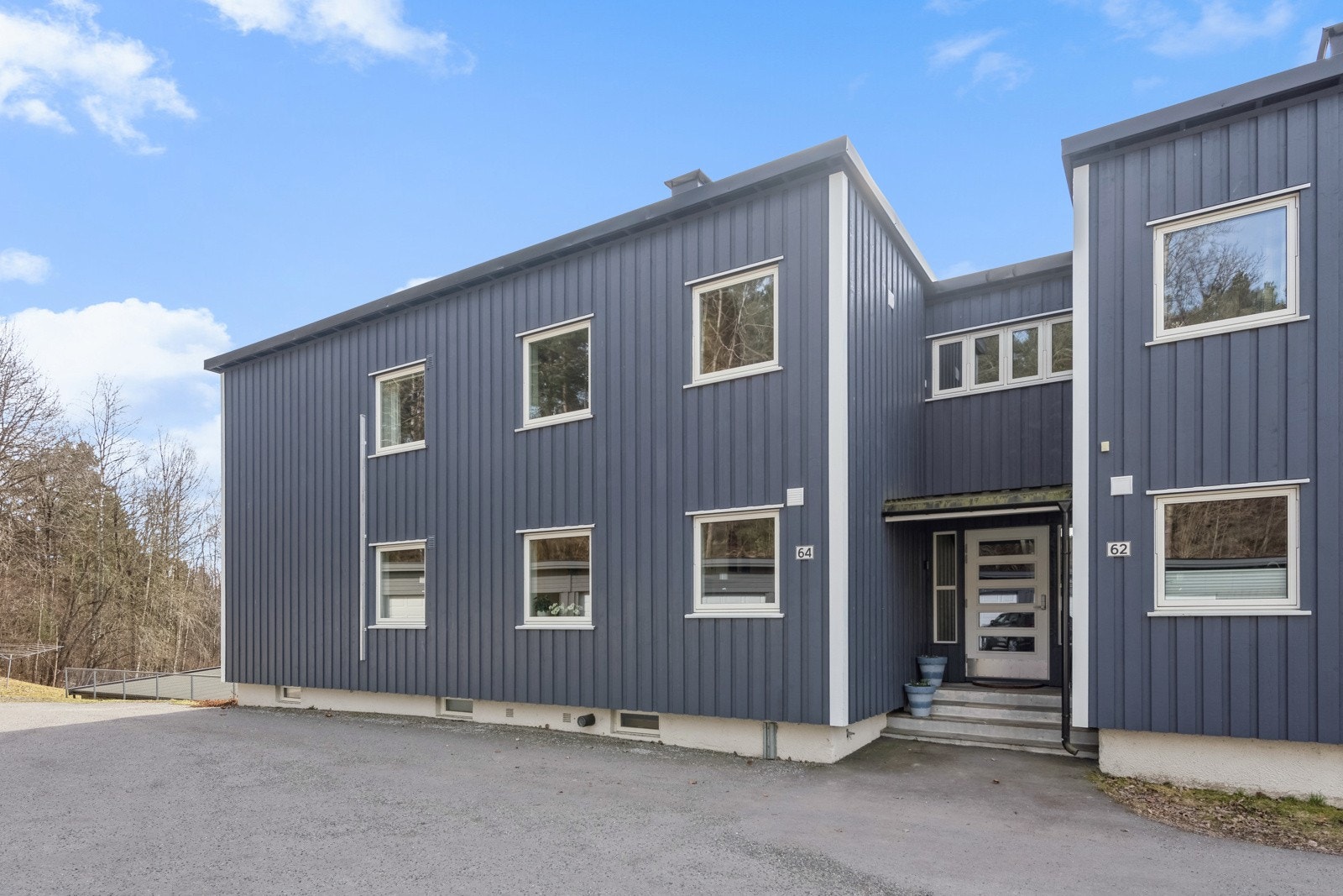 Lettstelt og attraktiv bolig i 1. etasje med kjellerstue. Galleribilde