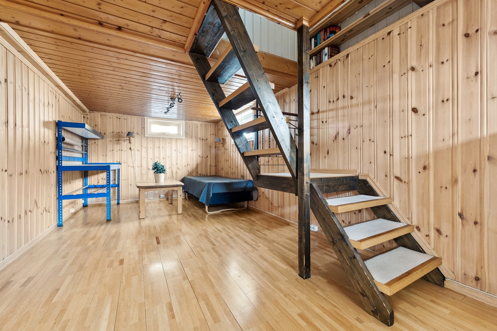 Deler av underetasjen benyttes som kjellerstue. Galleribilde