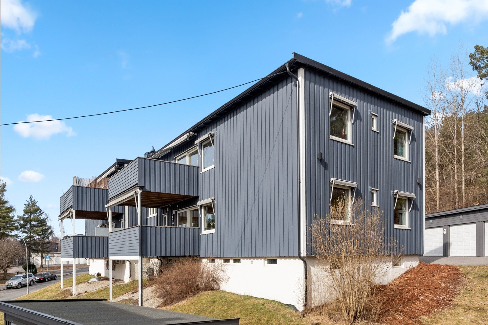 Veldrevet brl med god vedlikeholdshistorikk der det er utført rehabilitering av tak, fasader og vinduer (2016) og ny veranda (2017 Galleribilde
