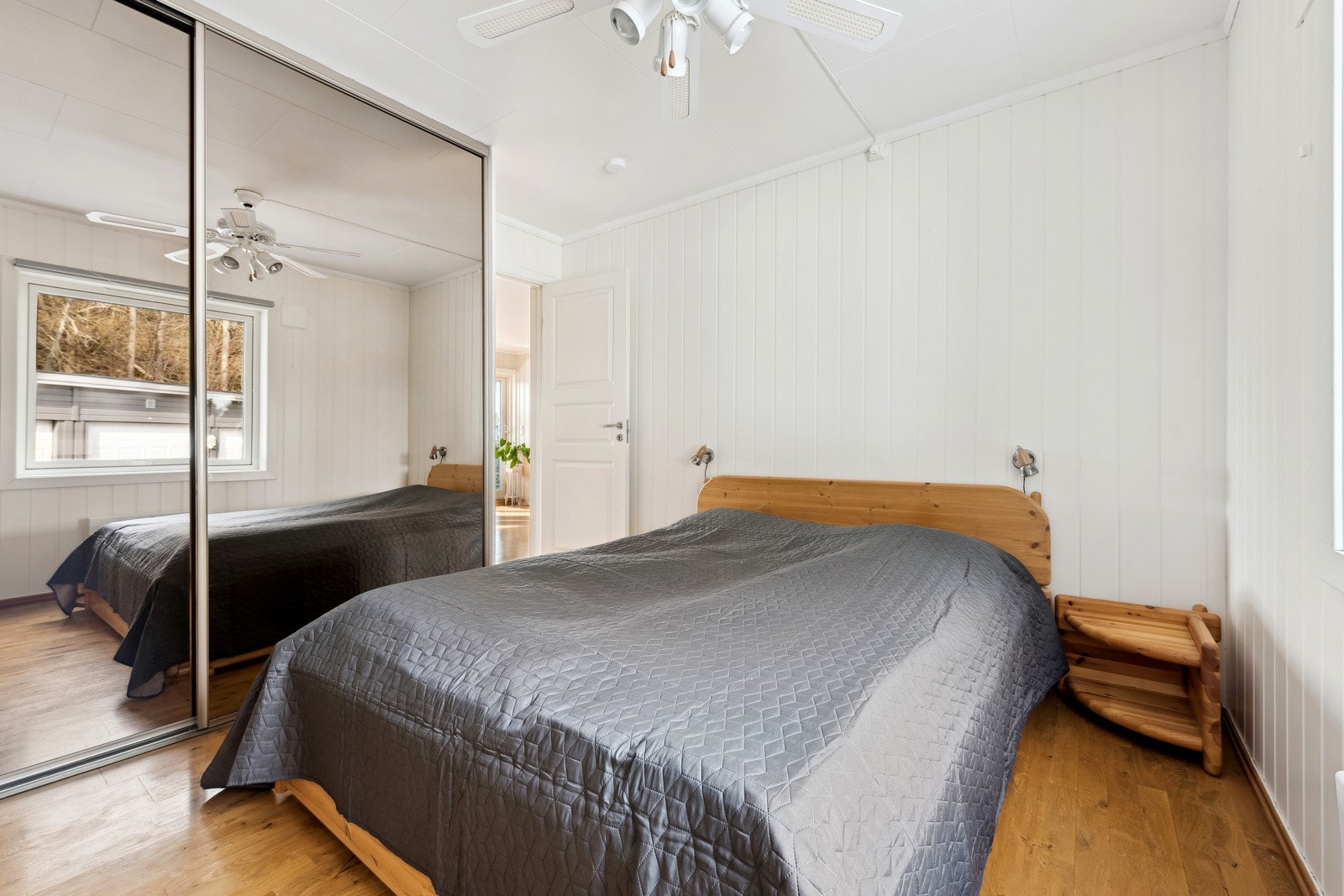 Soverommet er også av god størrelse og passer fint som barne-/ungdomsrom/gjesterom. God lagringsplass i en praktisk skyvedørsgarderobe. Galleribilde