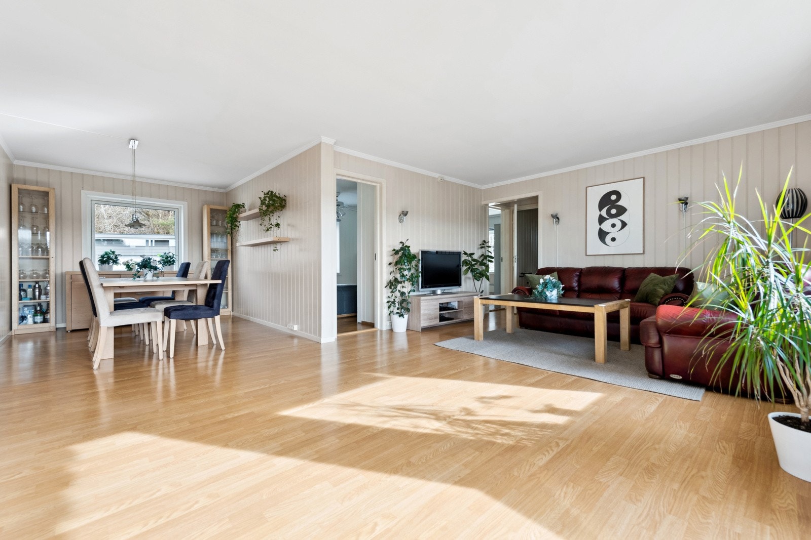 Stor stue med flere innredningsmuligheter. Galleribilde