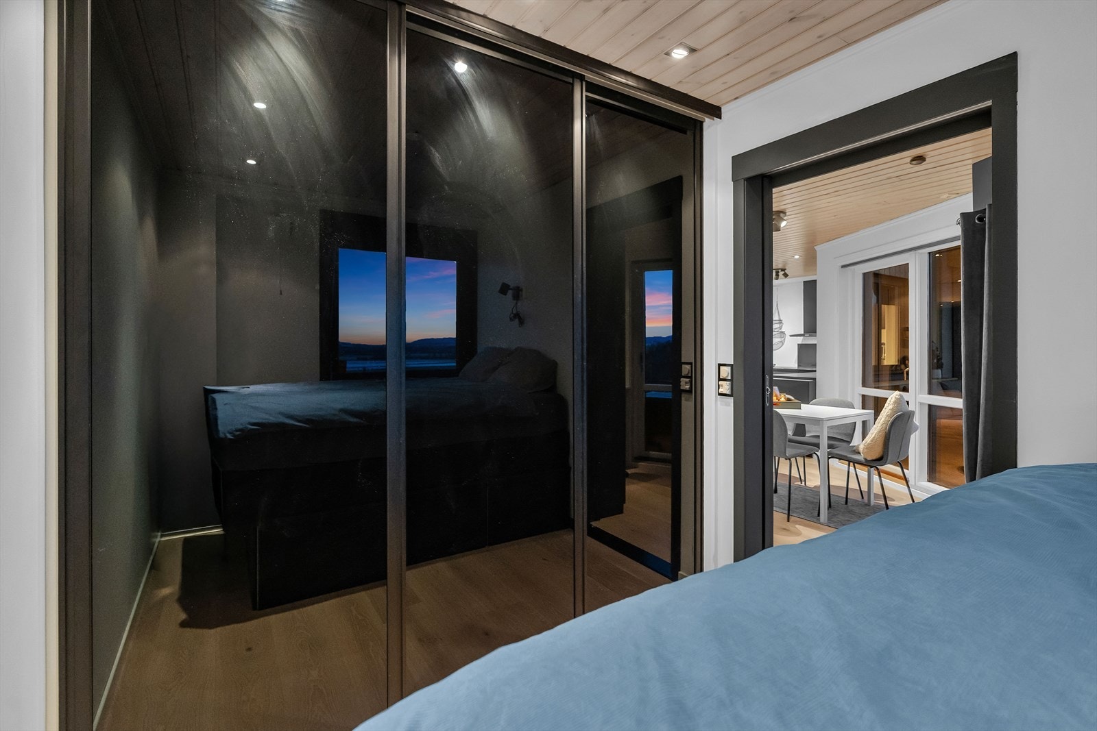 Det medfølger skyvedørsgarderobe. Galleribilde