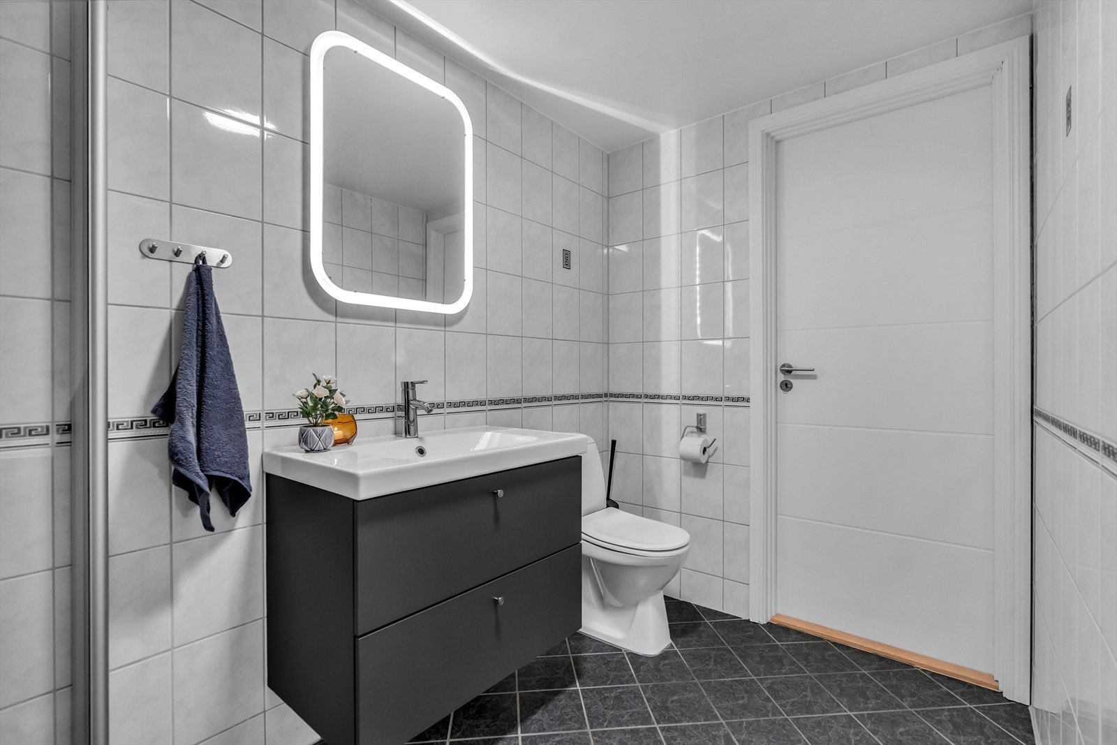 Badet har flislagte overflater med underliggende gulvvarme. Galleribilde