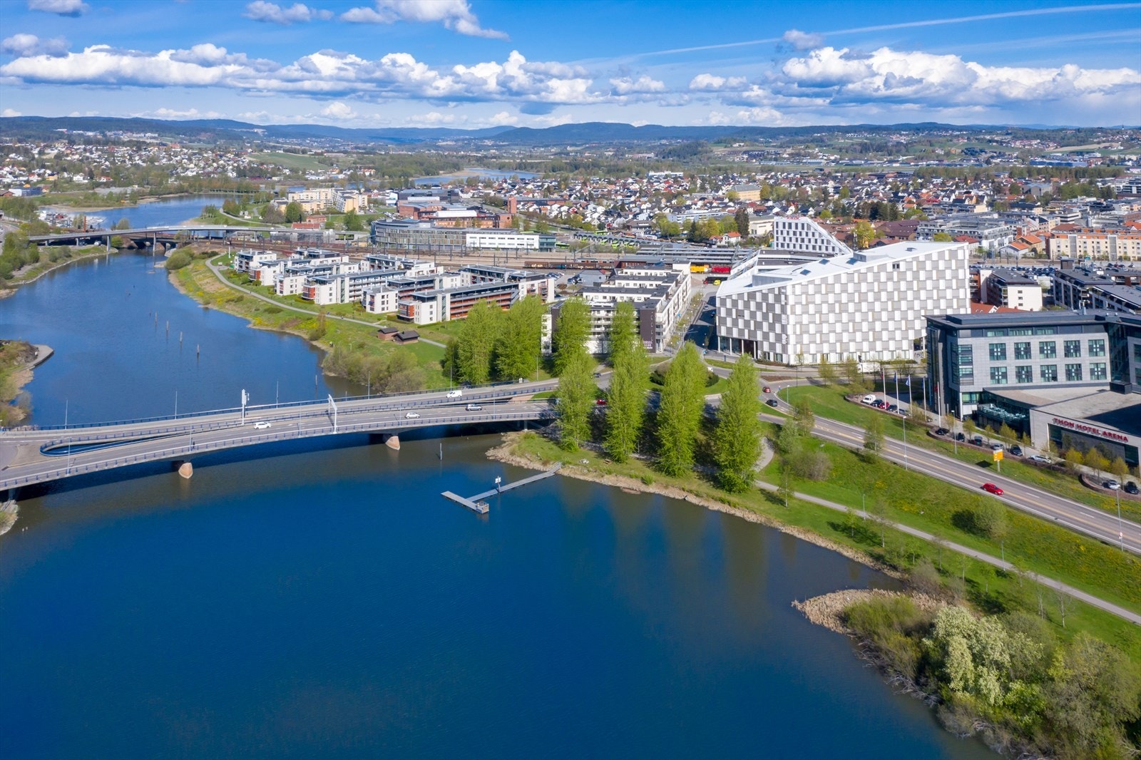 Knappe 10 minutter til Lillestrøm med bil eller buss. Galleribilde