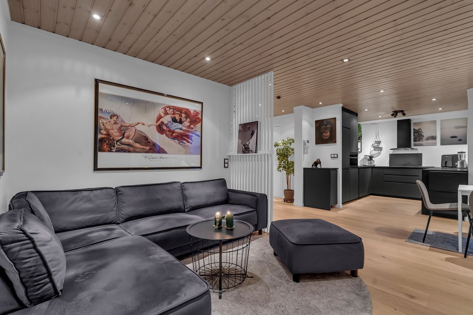 Stuen er i åpen løsning mot kjøkkenet. Et stort og sosial allrom. Galleribilde