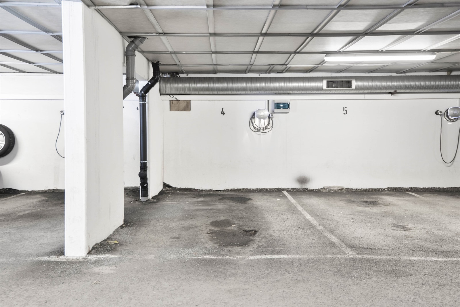 Seksjonseier har eksklusiv bruksrett til en nummerert biloppstillingsplass med lader i garasjeanlegget Galleribilde