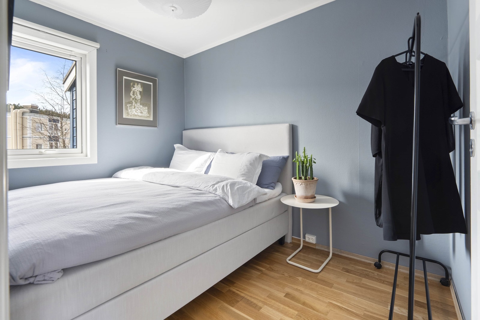 Leiligheten har to gode soverom, begge med plass for seng og garderobeløsninger Galleribilde