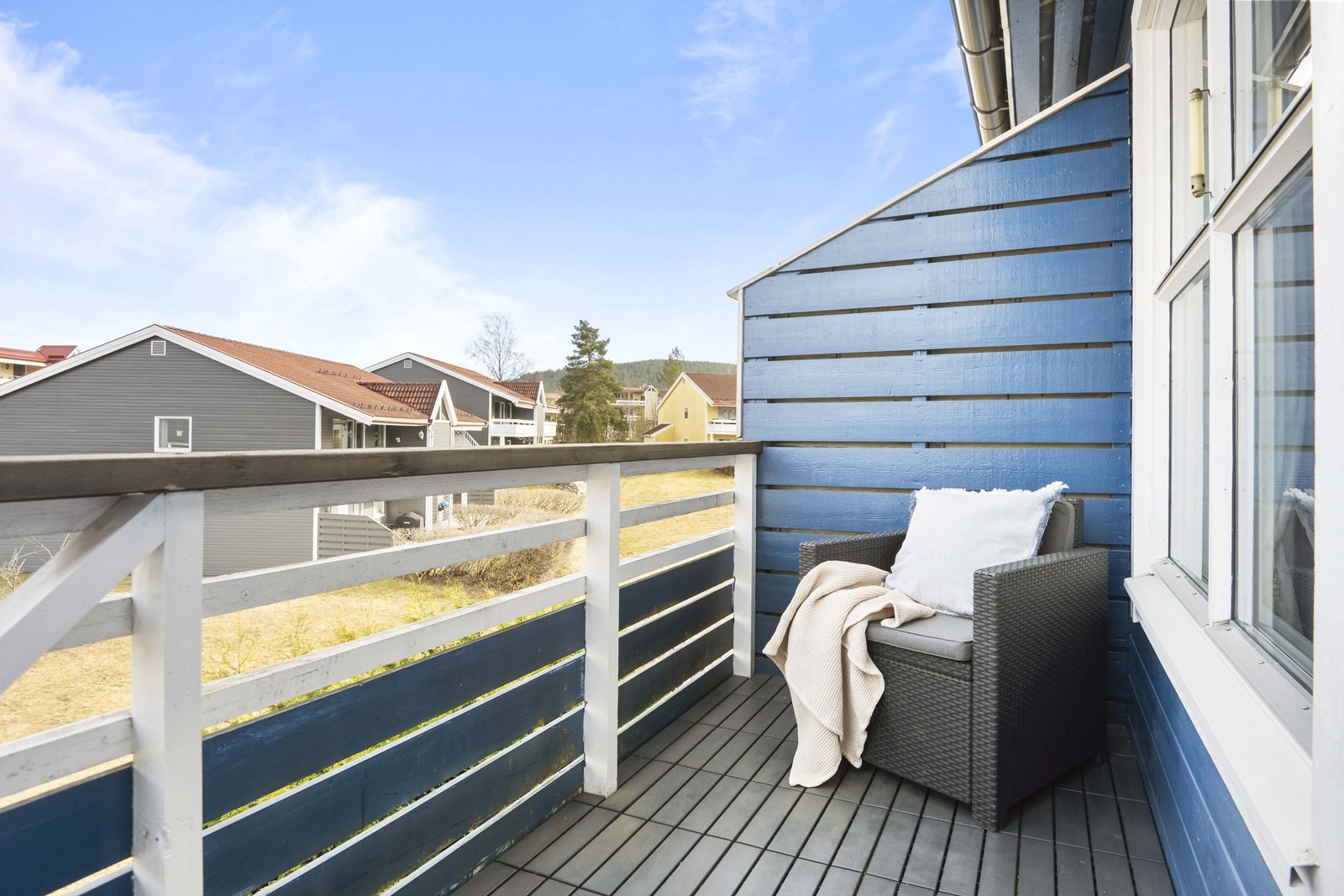 Fra stuen er det utgang til en koselig nordøstvendt veranda på 4 kvm Galleribilde