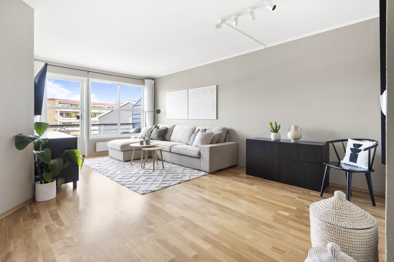 Lys og hyggelig stue med store vindusflater og rikelig med naturlig lys Galleribilde