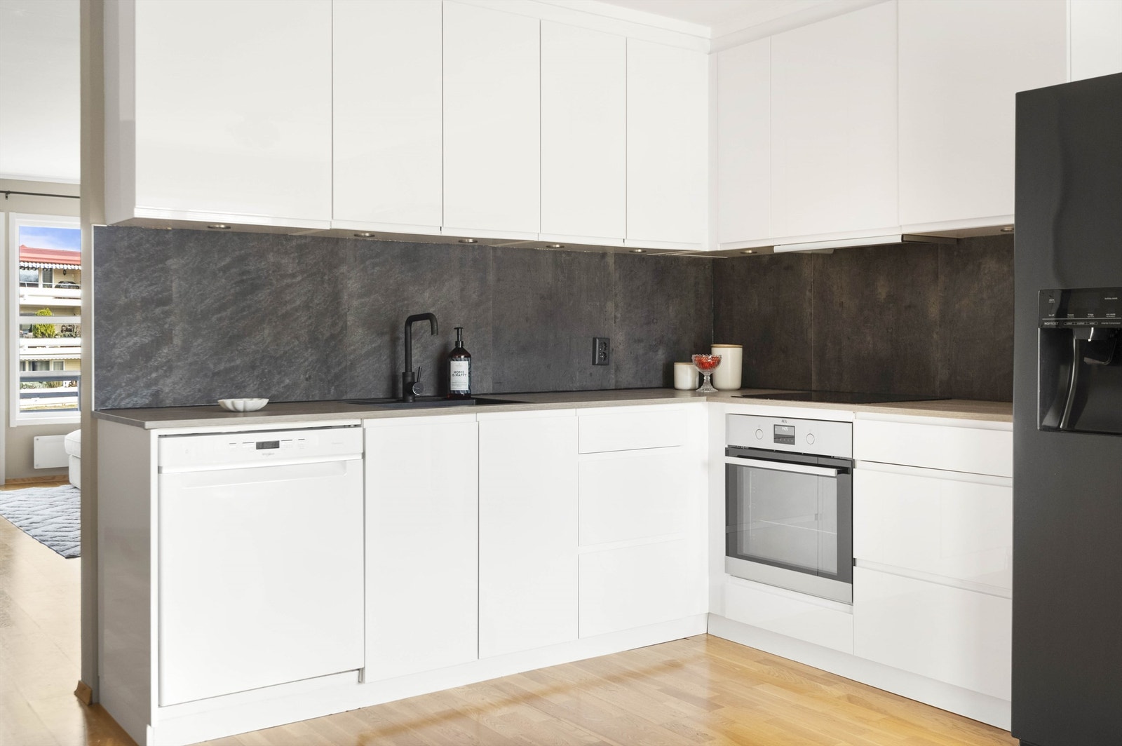 Kjøkkeninnredningen er fra 2017 Galleribilde