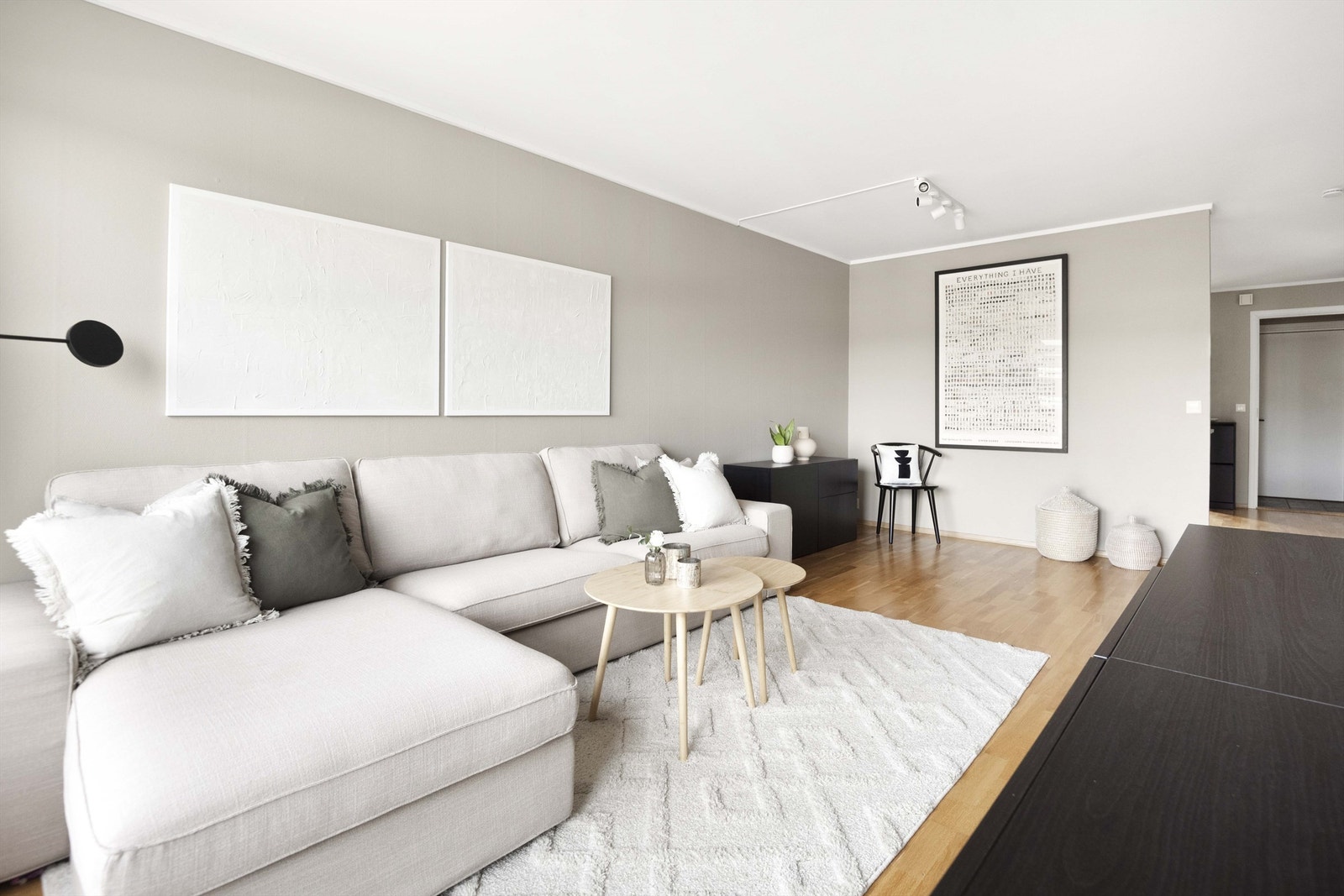 Stuen har gode møbleringsmuligheter med plass for sofagruppe, TV-seksjon, lesehjørne og annet passende møblement Galleribilde