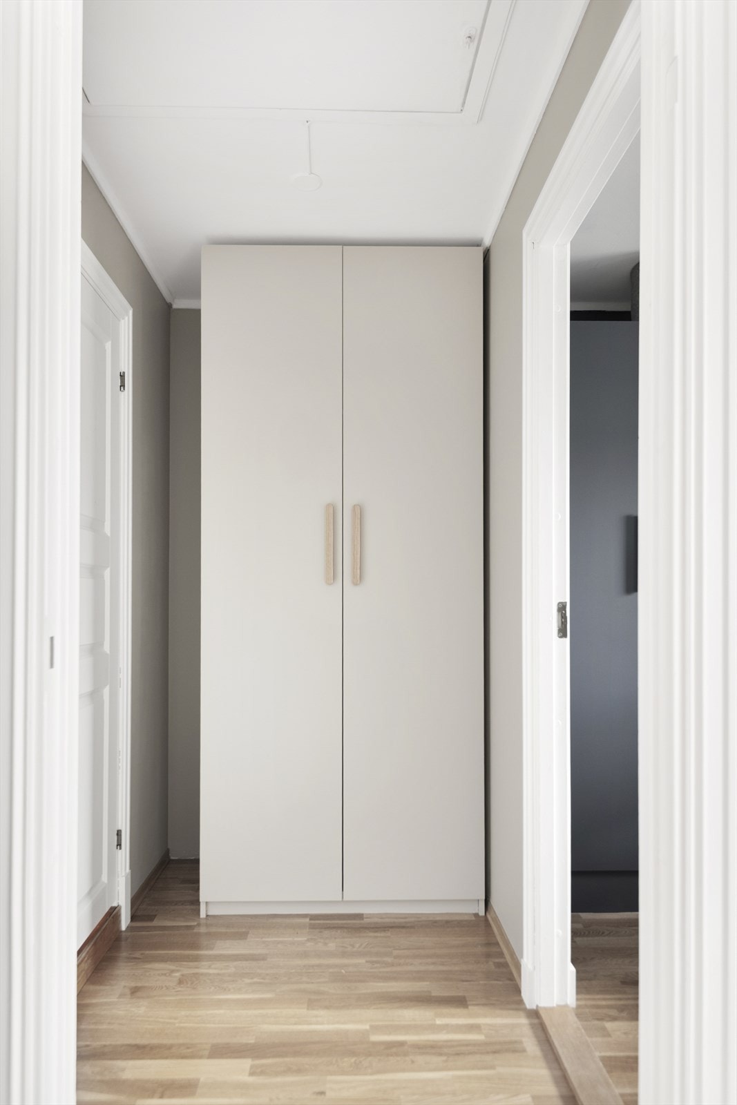 Mellomgang mellom hovedsoverommet og baderommet Galleribilde