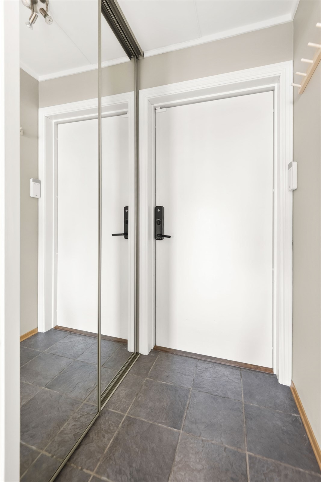 Flott entré med god plass for yttertøy og sko Galleribilde