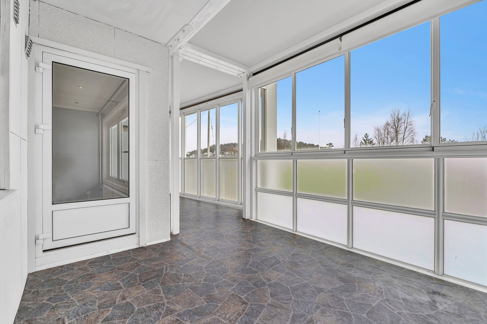 Rikelig med plass i verandaen, denne kan du bruke året rundt. Galleribilde