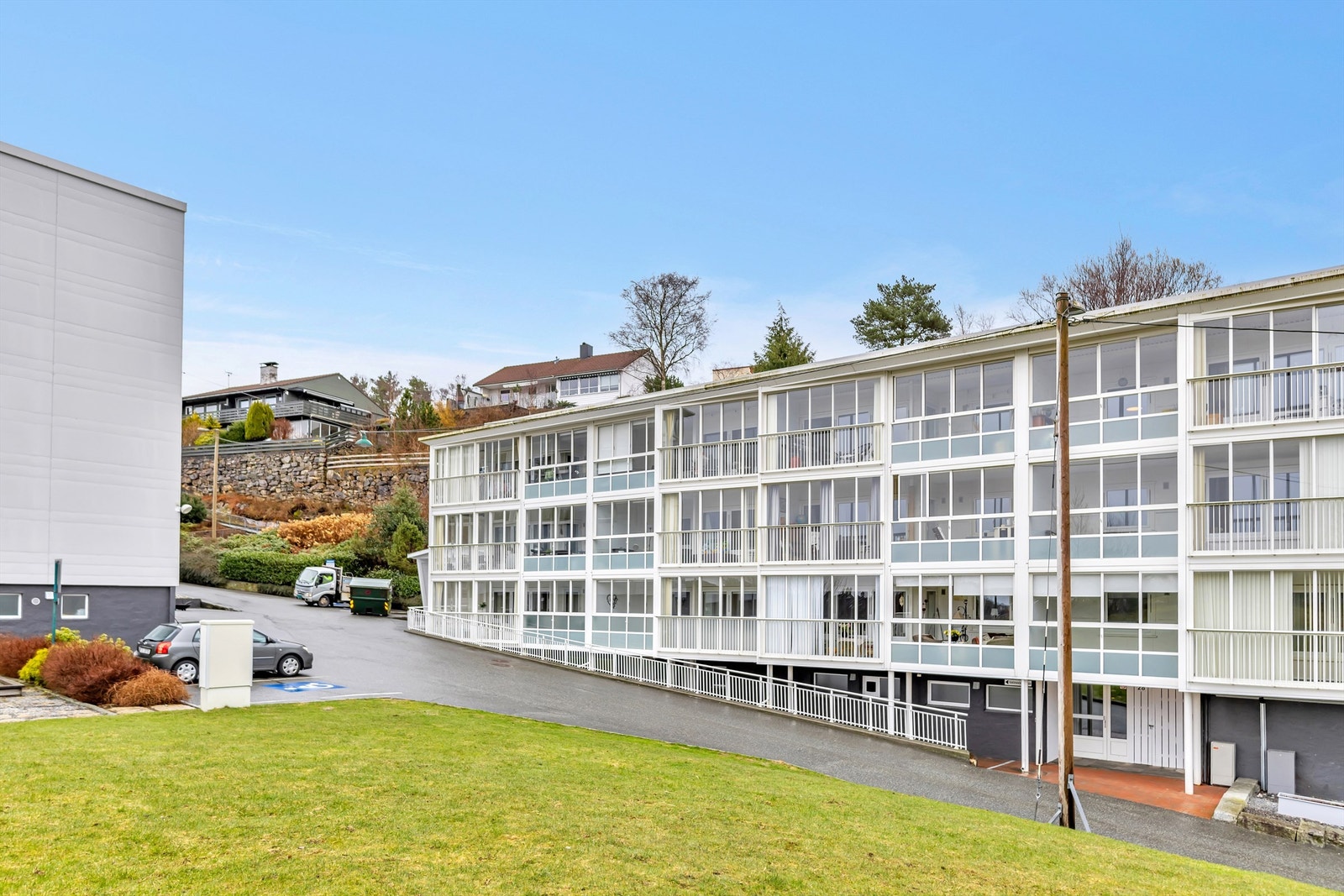 Mayar Nather/ Krogsveen ønsker deg velkommen til Hetlevikåsen 30. Galleribilde