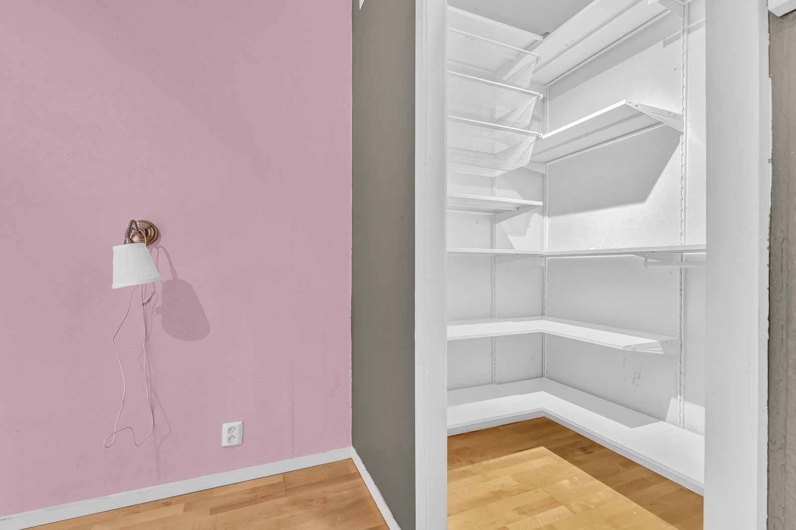 Hoved soverommet har en smart walk-in closet løsning. Galleribilde