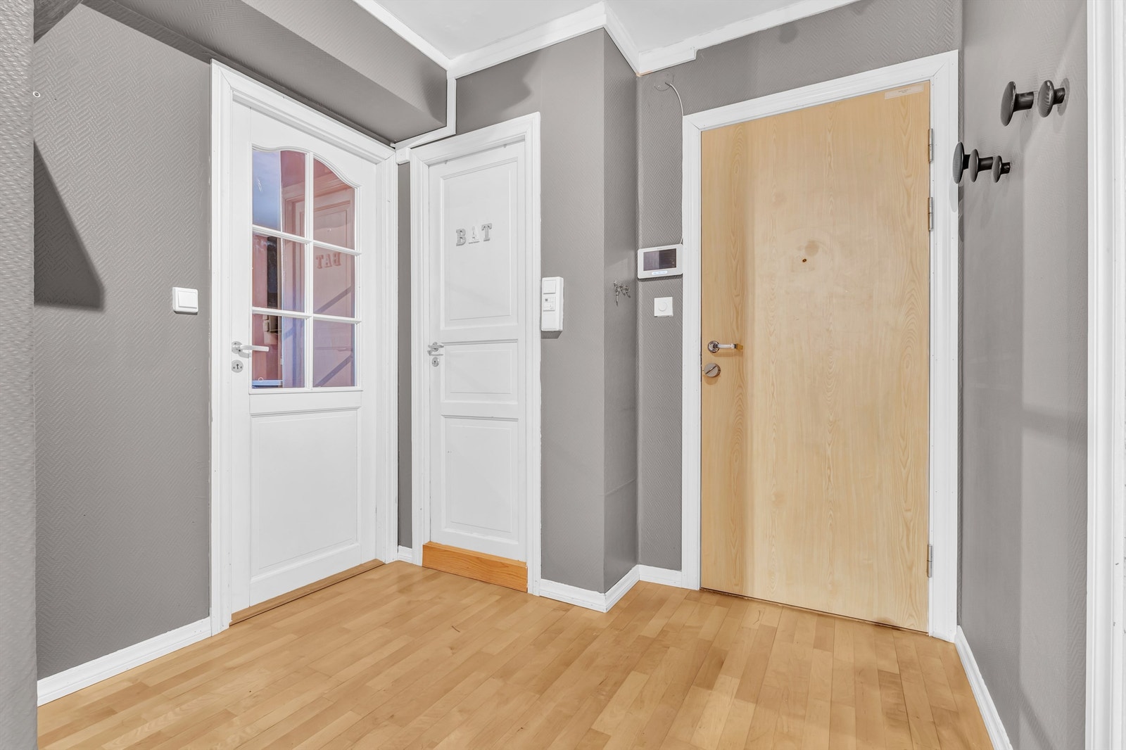 Romslig entrè med god plass til ønskelig møblement. Galleribilde