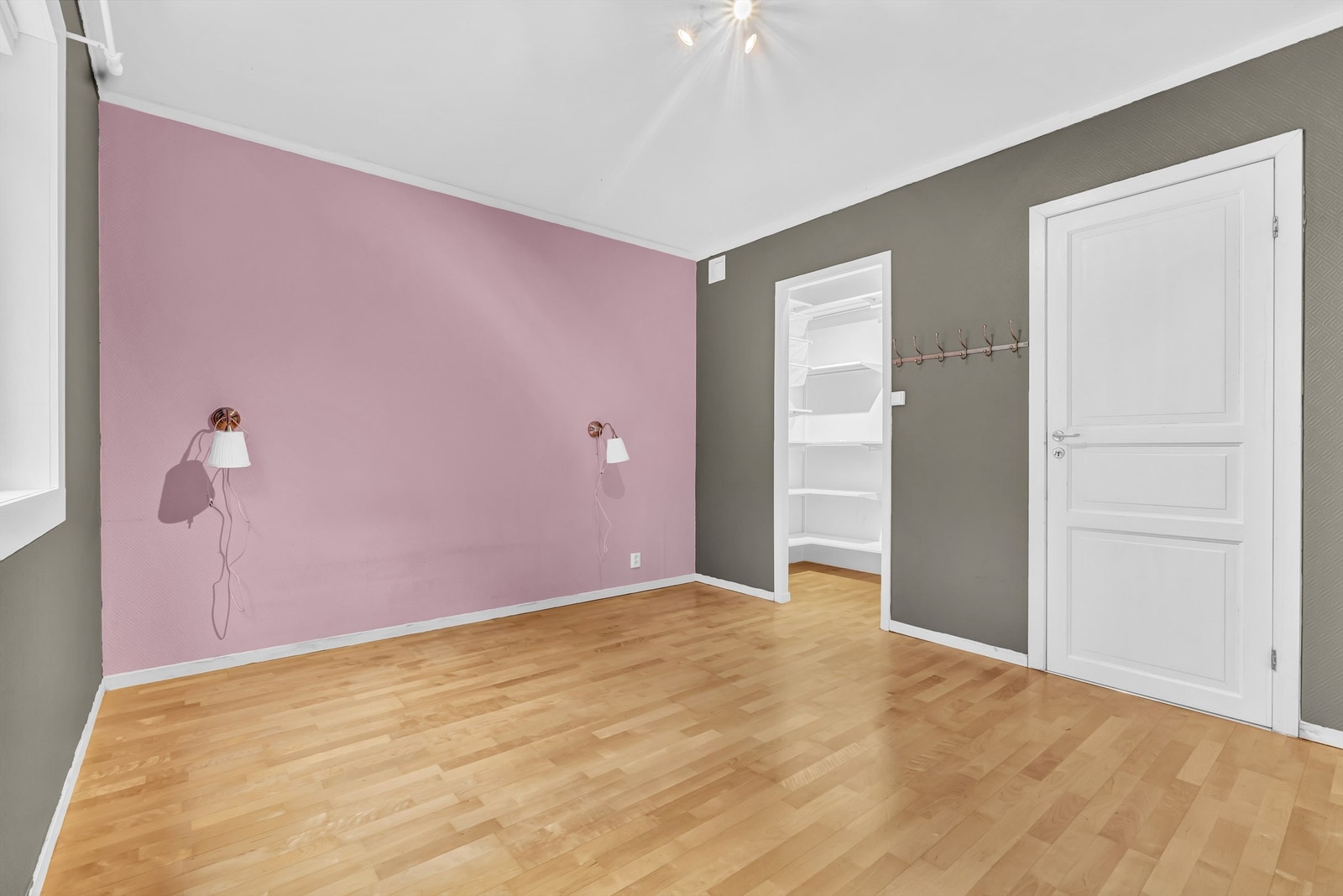 Soverom av meget god størrelse her er det plass til dobbeltseng og ønskelig møblement. Galleribilde