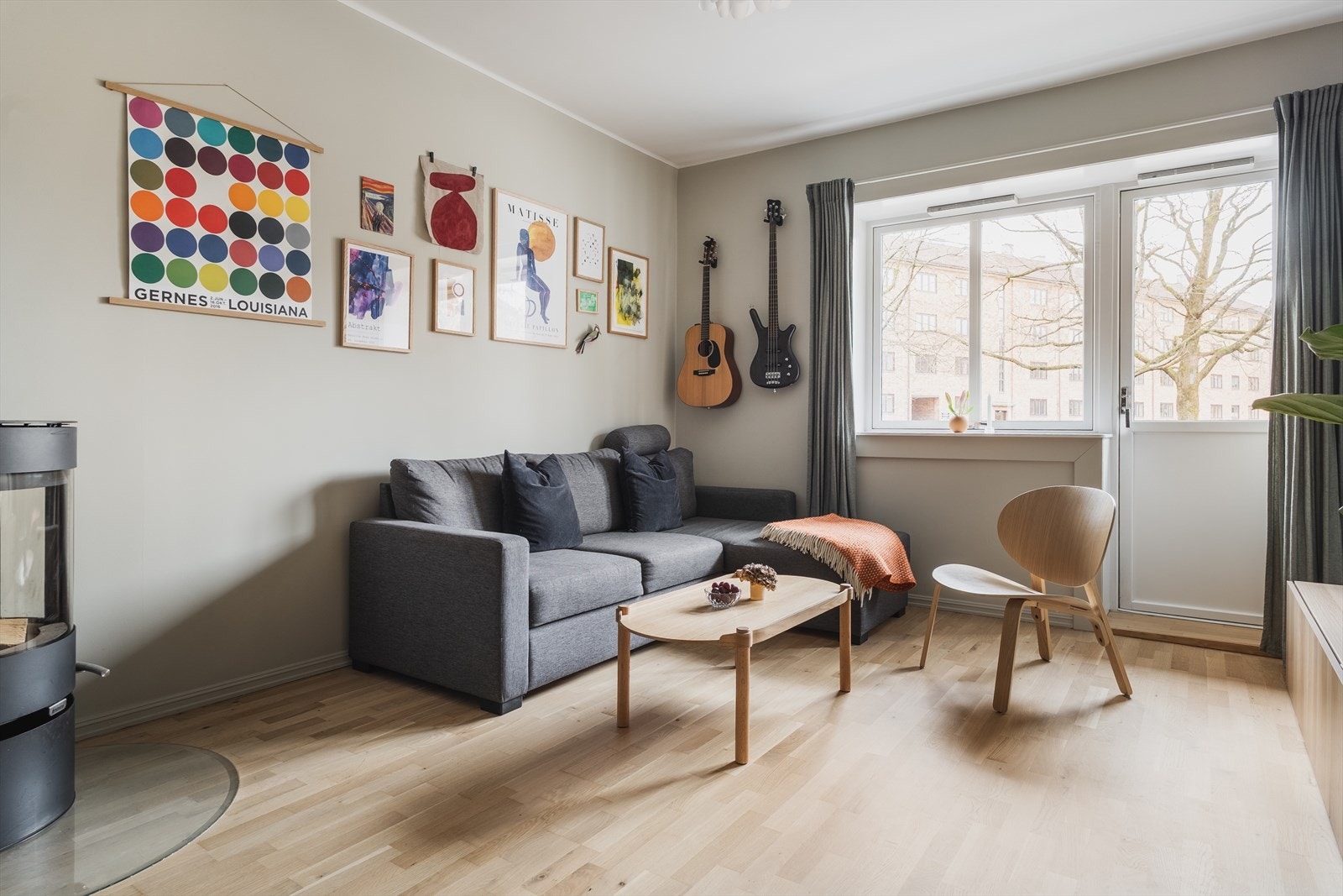 Gjennomgående og lys leilighet i høy 1. etasje med balkong Galleribilde