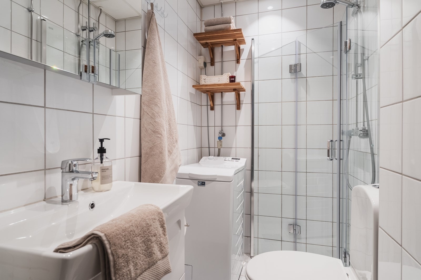 Helfliset baderom med varme i gulv og opplegg for vaskemaskin Galleribilde