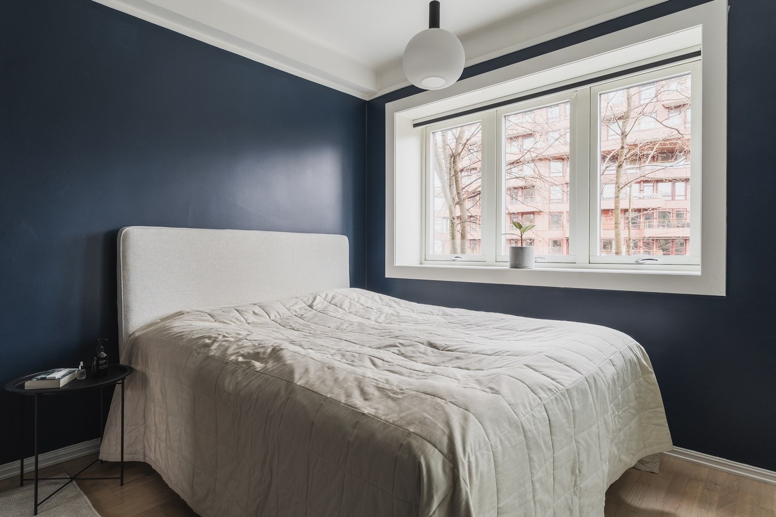 Stort og romslig soverom med plass til dobbeltseng og nattbord Galleribilde