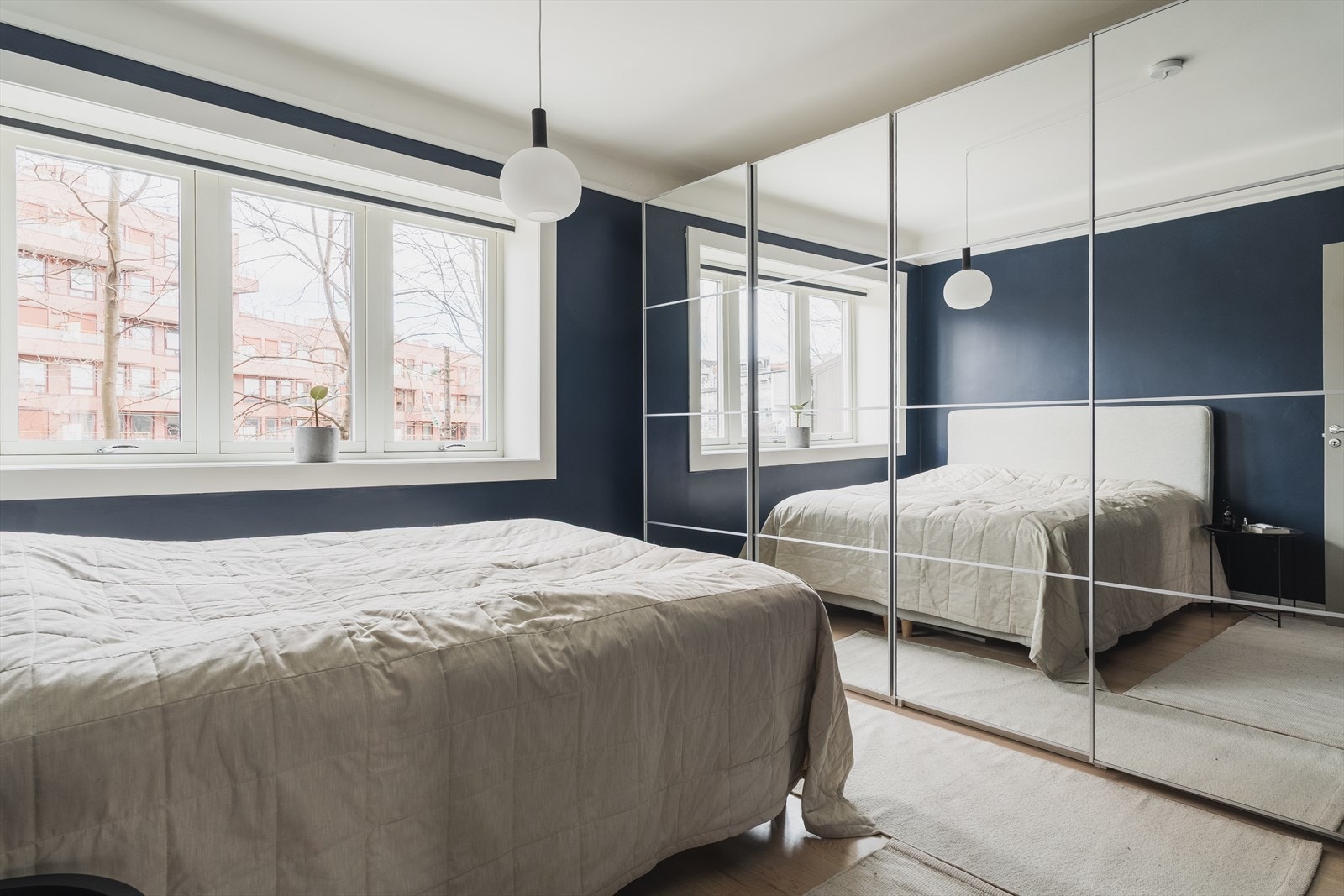 Du finner masse oppbevaringsmuligheter i medfølgende garderobeskap Galleribilde