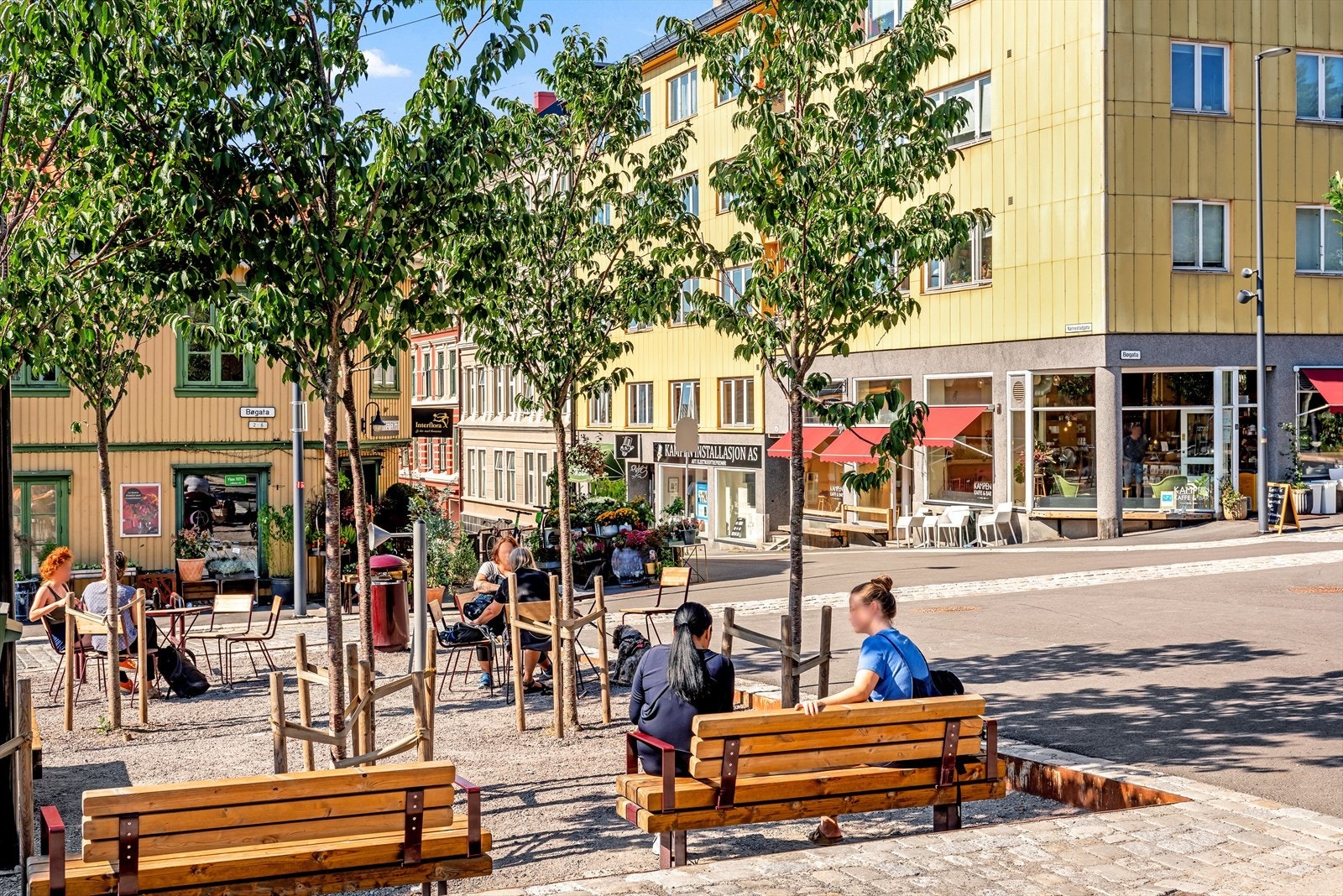 Thorbjørn Egners plass er omgjort til bilfri torg med sitteplasser, bakeri og ølservering Galleribilde