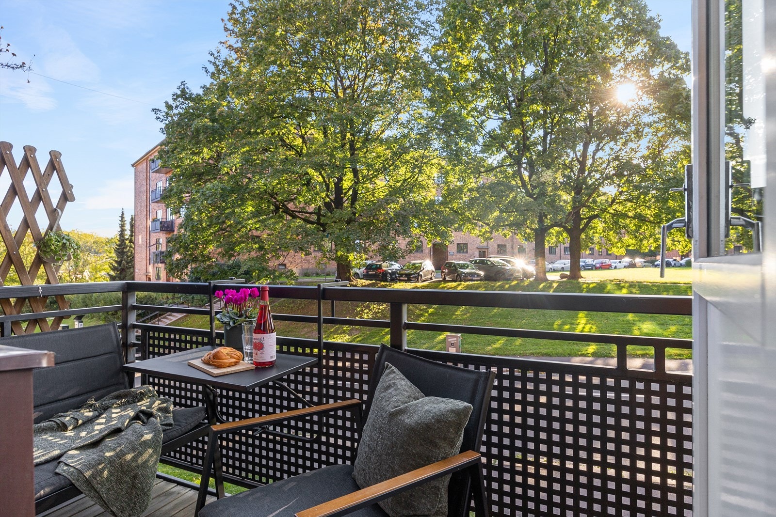 Balkongen er sydvestvendt og er på ca. 4 kvm. Fra leiligheten er det gangavstand til T-bane, parker og butikker Galleribilde