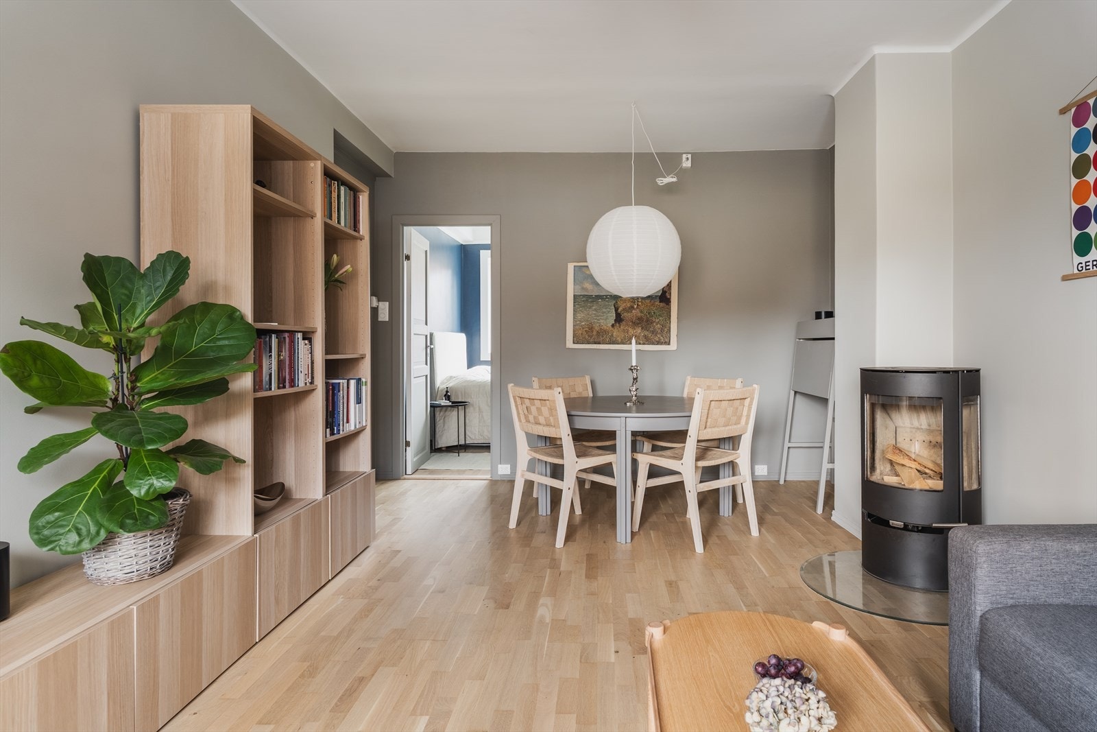 Romslig stue med peis og plass til spisebord Galleribilde