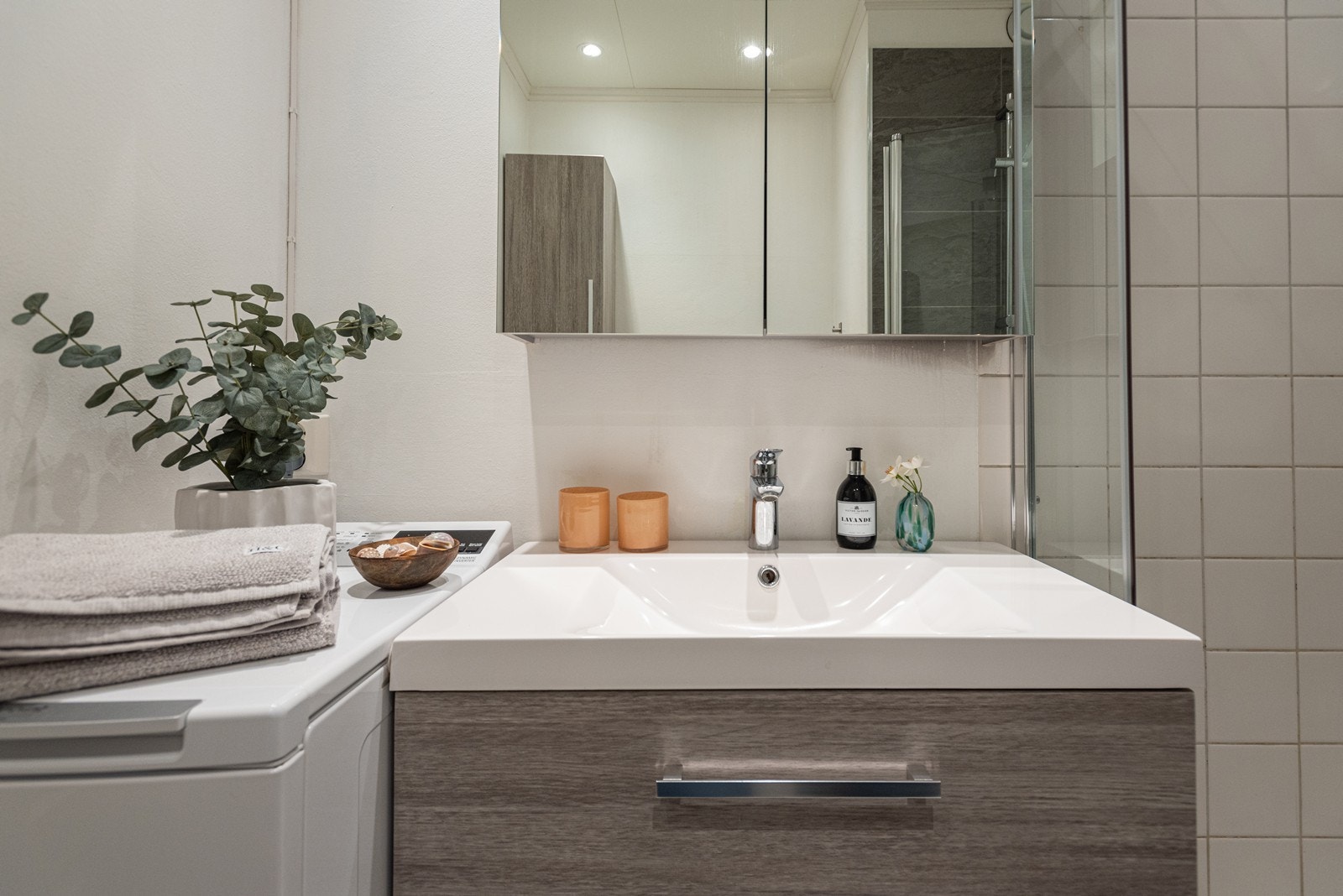 Det er utstyrt med servant, servantskap og naturlig avtrekk. Speilskap gir ekstra oppbevaring Galleribilde