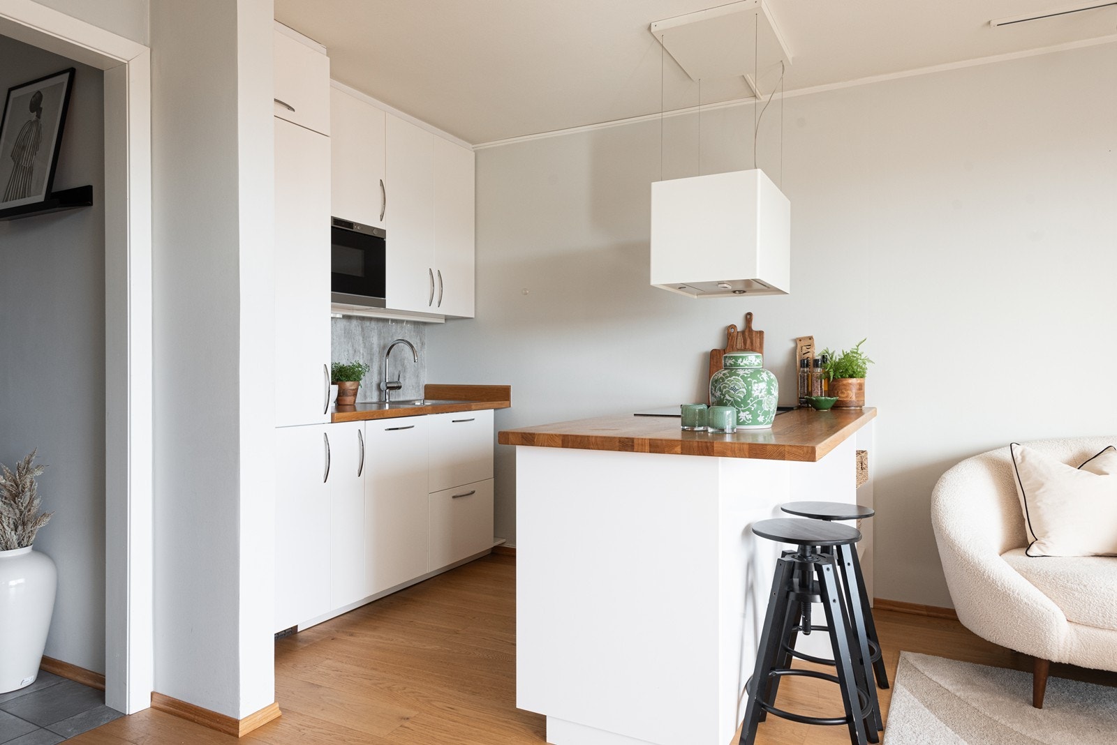 Det er integrert stekeovn, platetopp, oppvaskmaskin og kjøl/fryseskap Galleribilde