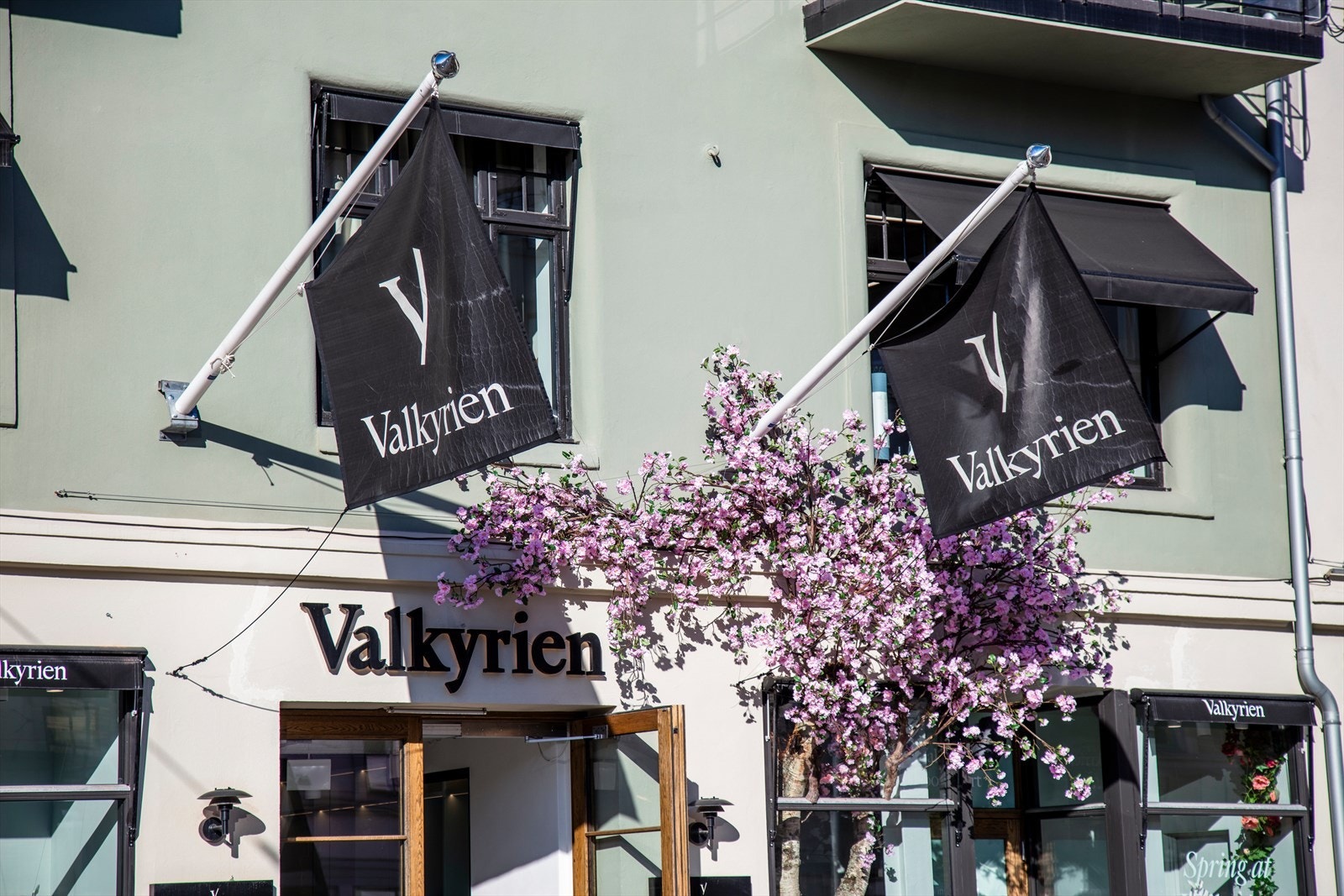 Valkyrien kjøpesenter med eksklusive motebutikker, matservering, samt Vinmonopolet Galleribilde