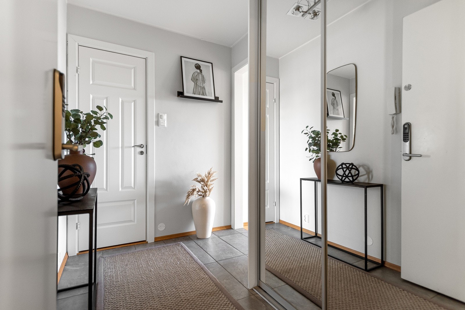 Romslig entré med stor skyvedørsgarderobe gir rikelig med oppbevaringsplass Galleribilde