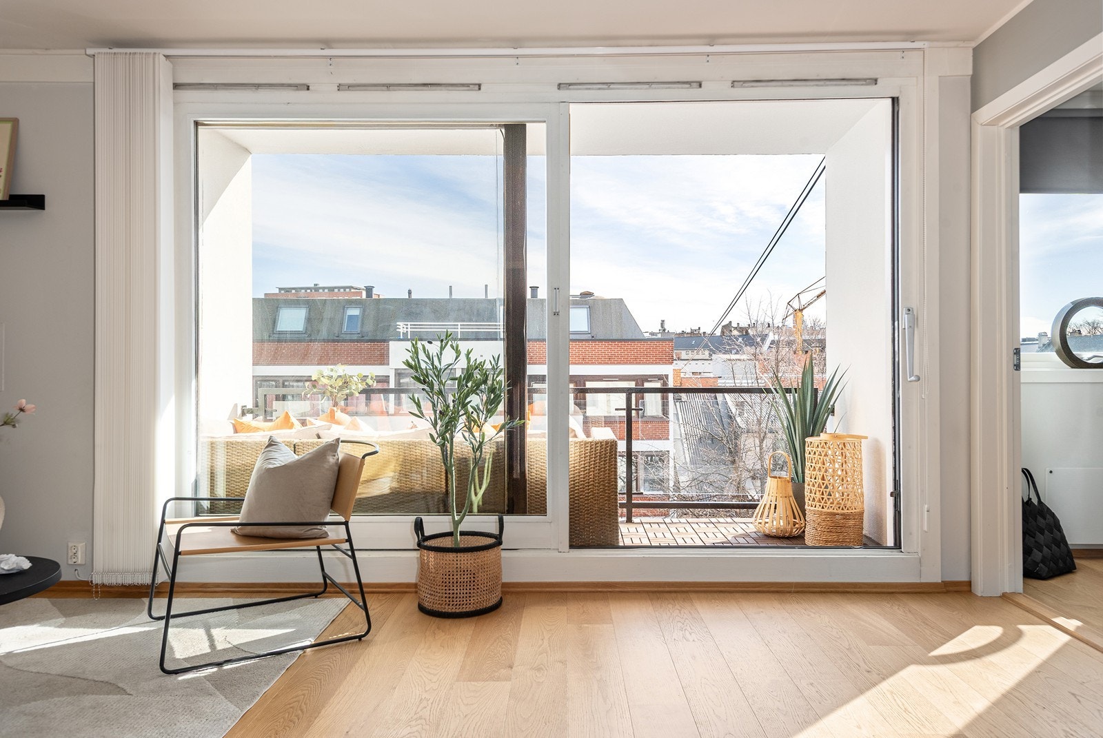 På sommerhalvåret er balkongen en naturlig forlengelse av stuen Galleribilde