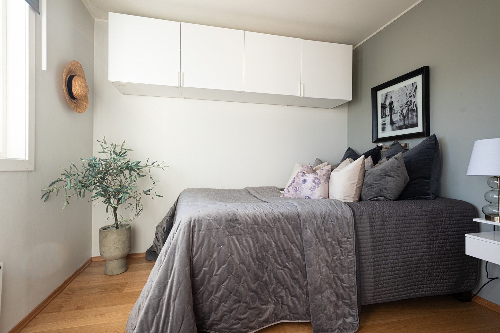 Smarte oppbevaringsløsninger over sengen Galleribilde